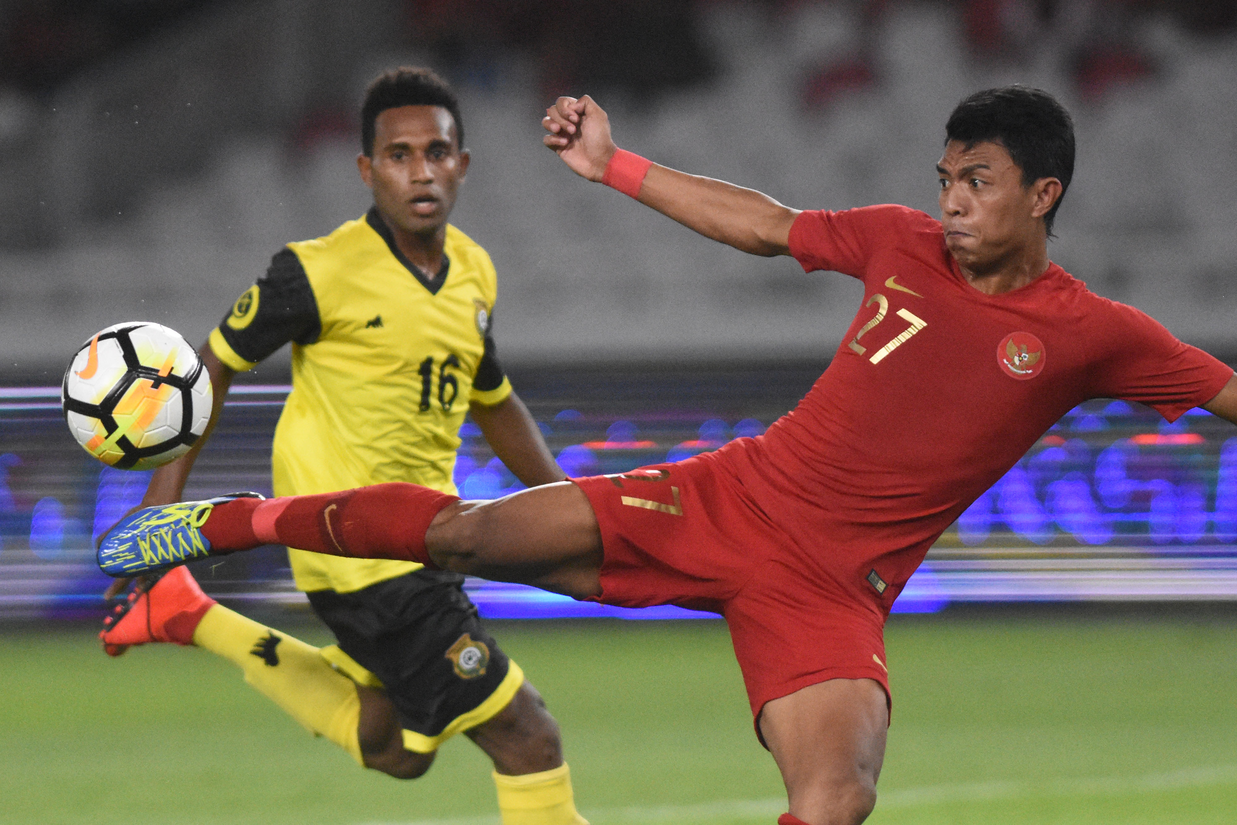 Striker Arema FC Dedik Setiawan (kanan) saat memperkuat Timnas Indonesia melawan Vanuatu di Stadion GBK Senayan, 2019.