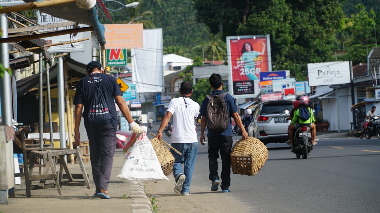 Aksi bersih-bersih di kawasan Senggigi