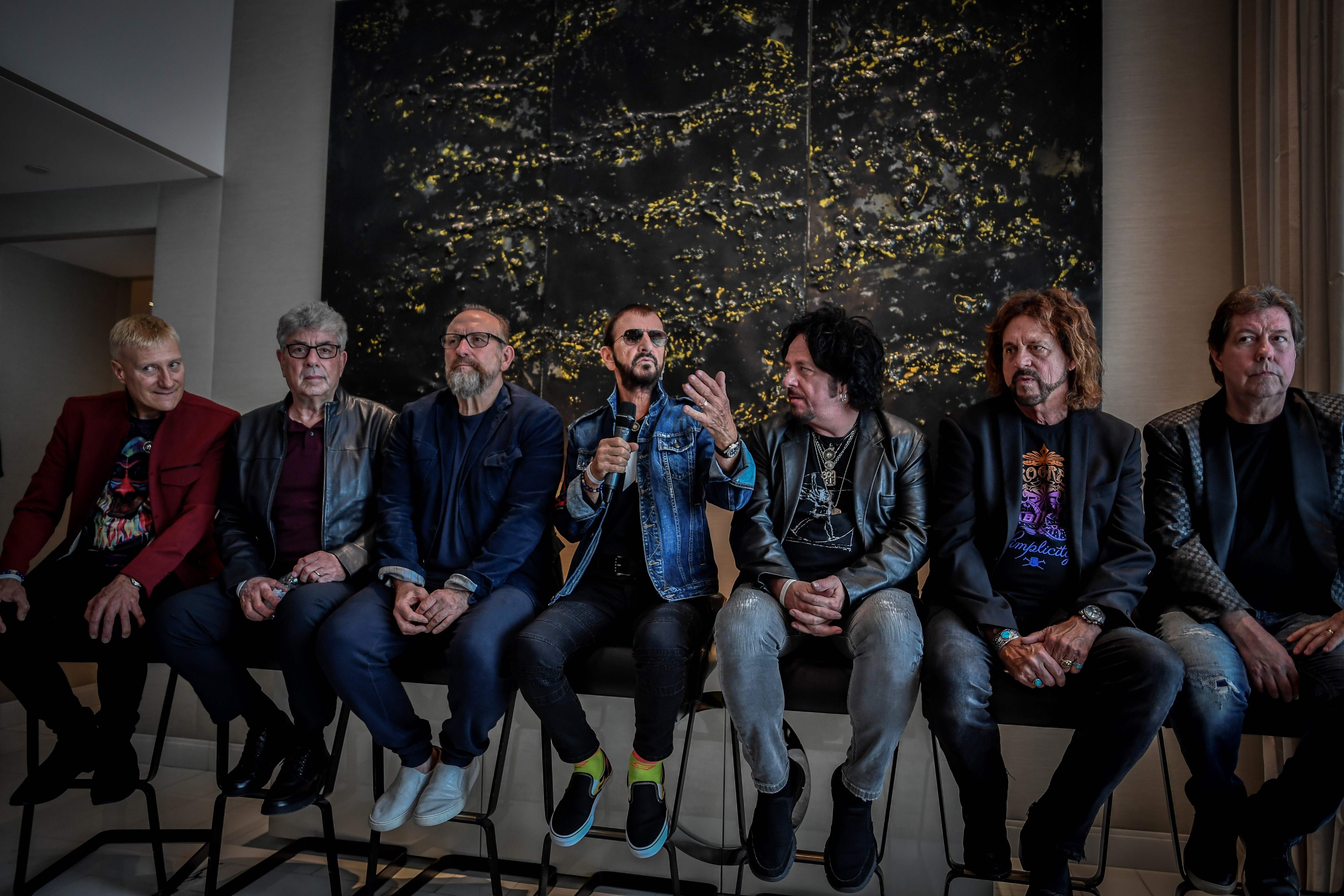 Mantan personel The Beatles Ringo Starr (tengah) bersama sejumlah musikus Inggris saat akan konser di Paris, Juni 2018