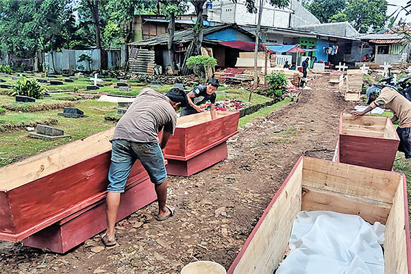 Selama pandemi covid-19, permintaan peti mati meningkat 15 kali lipat dari biasanya.