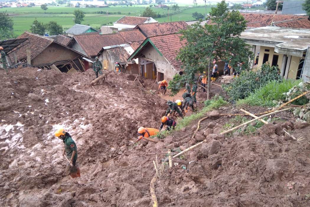 Tim gabungan melakukan pencarian terhadap 23 orang diduga masih tertimbun longsor yang terjadi di Perumahan Pondok Daud, Sumedang.