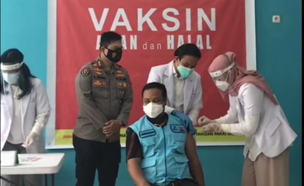  Wakil Gubernur Sulawesi Selatan Andi Sudirman Sulaiman menjadi orang pertama di Sulsel yang mendapat vaksin covid-19 jenis Sinovac, 
