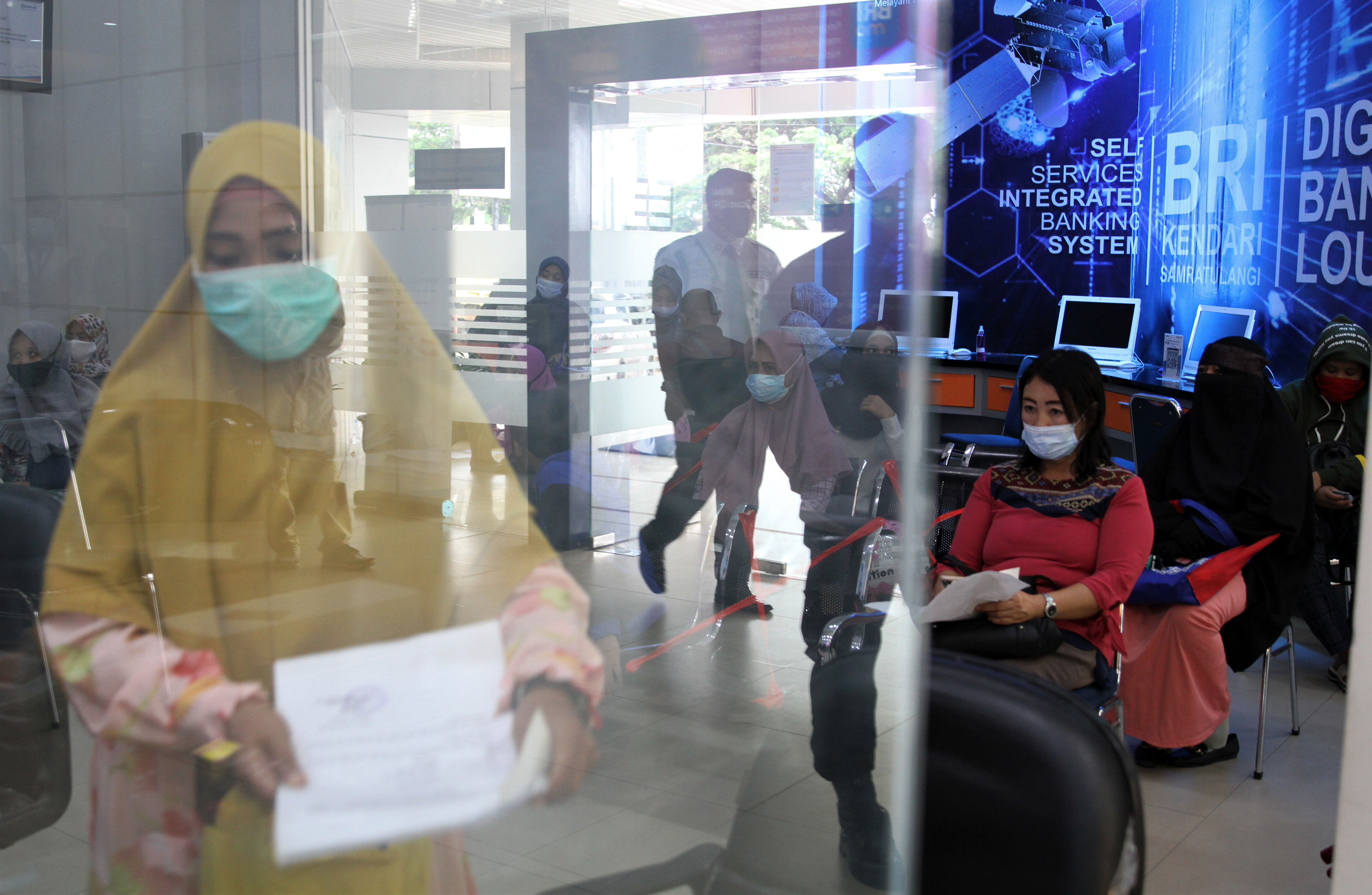 Antrean nasabah di Bank BRI Kantor Cabang Kendari Samratulangi, Kendari, Sulawesi Tenggara, Rabu (30/12).