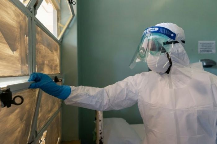 Seorang staf medis mengenakan pakaian pelindung di Rumah Sakit Penyakit Menular Wilkins di Harare, Zimbabwe.