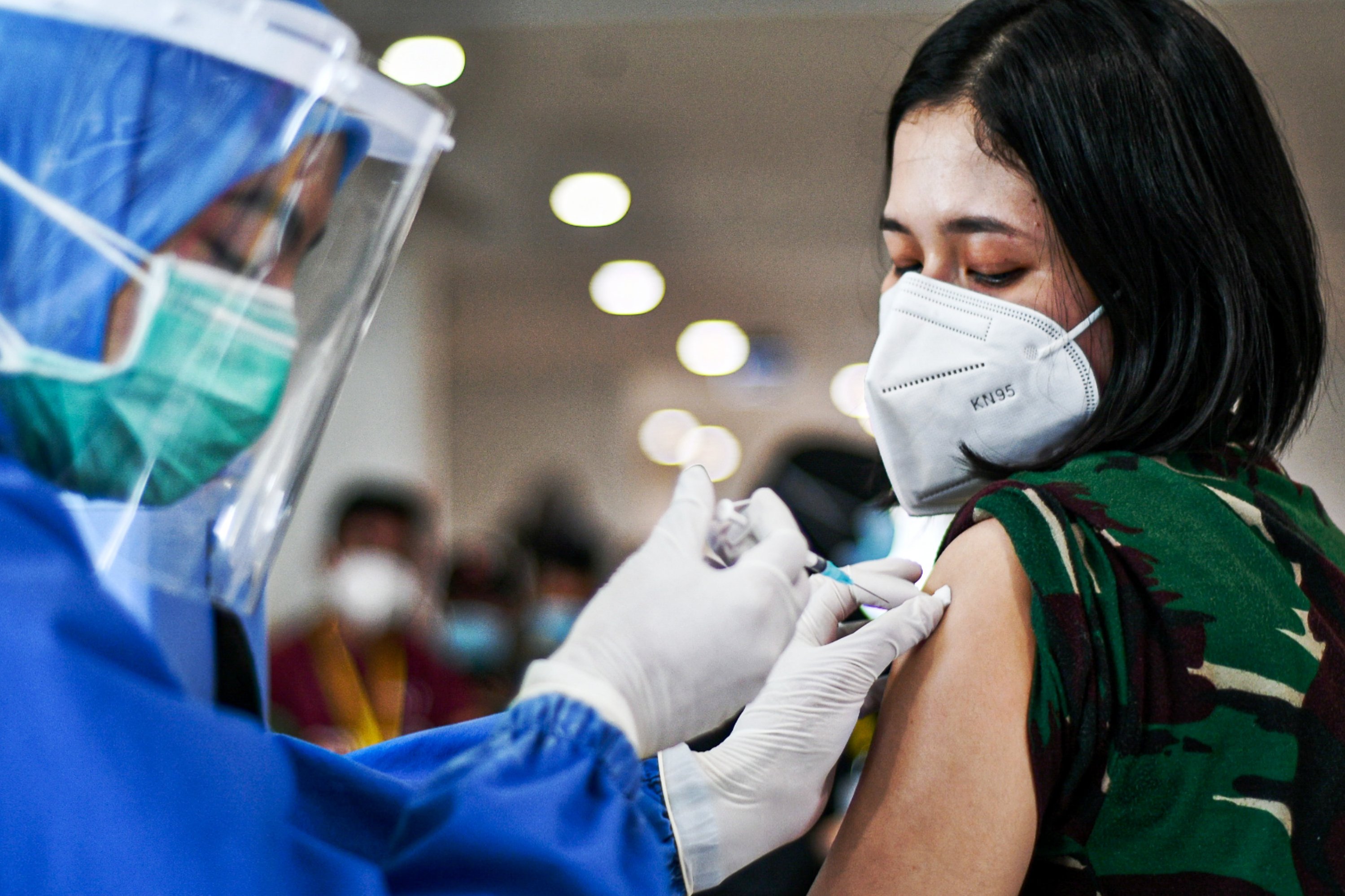 Ilustrasi nakes divaksin covid.