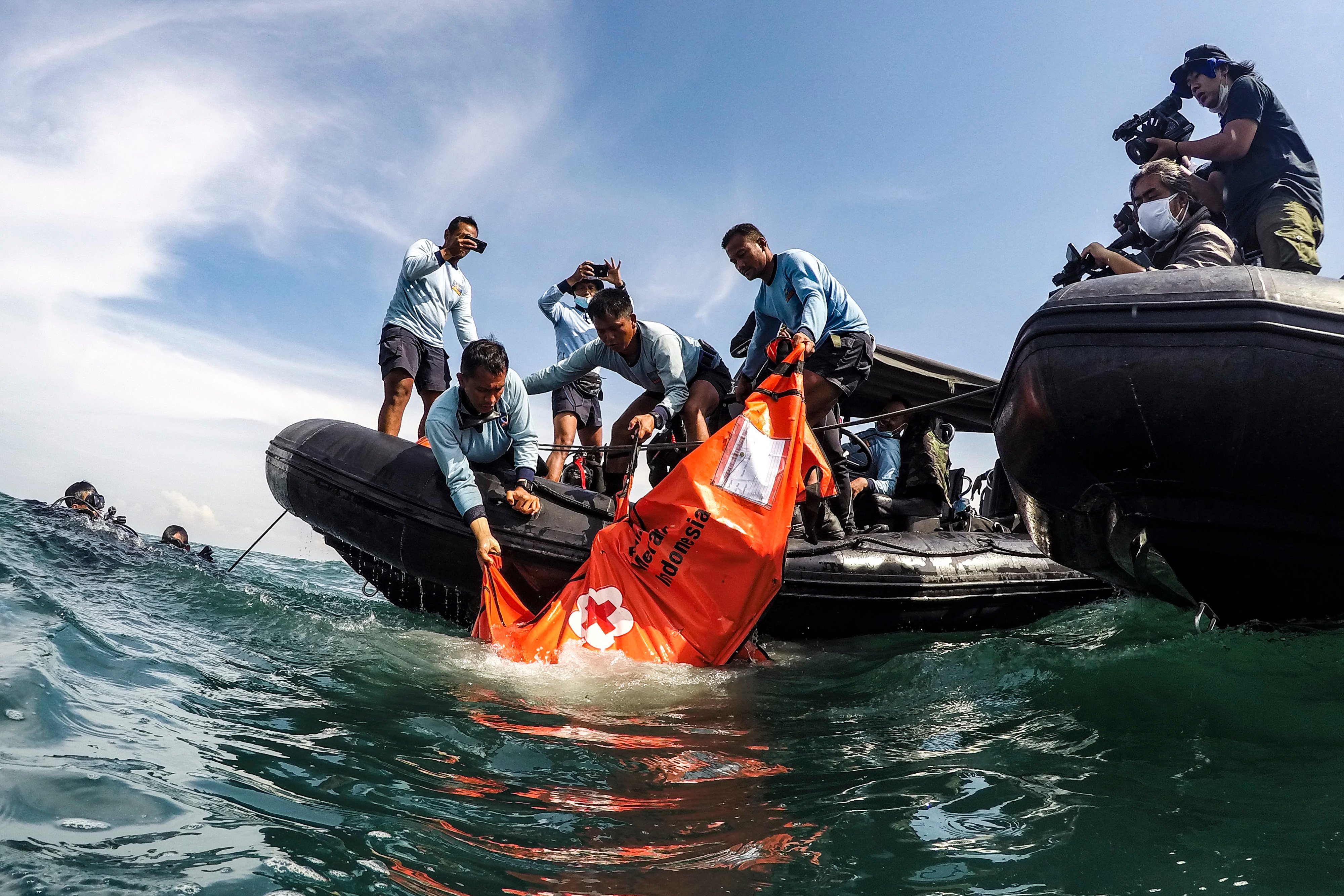 Prajurit Kopaska TNI AL mengangkat serpihan pesawat Sriwijaya Air di perairan Kepulauan Seribu, Jakarta, Sabtu (16/1/2021)