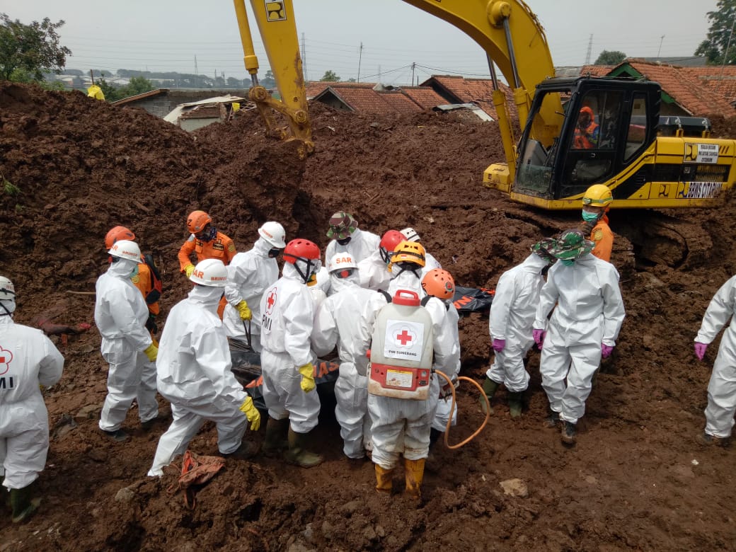 Tim SAR kembali menemukan tujuh korban meninggal dunia akibat longsor yang terjadi di Cimanggung, Sumedang, Jawa Barat pada Sabtu (16/1).