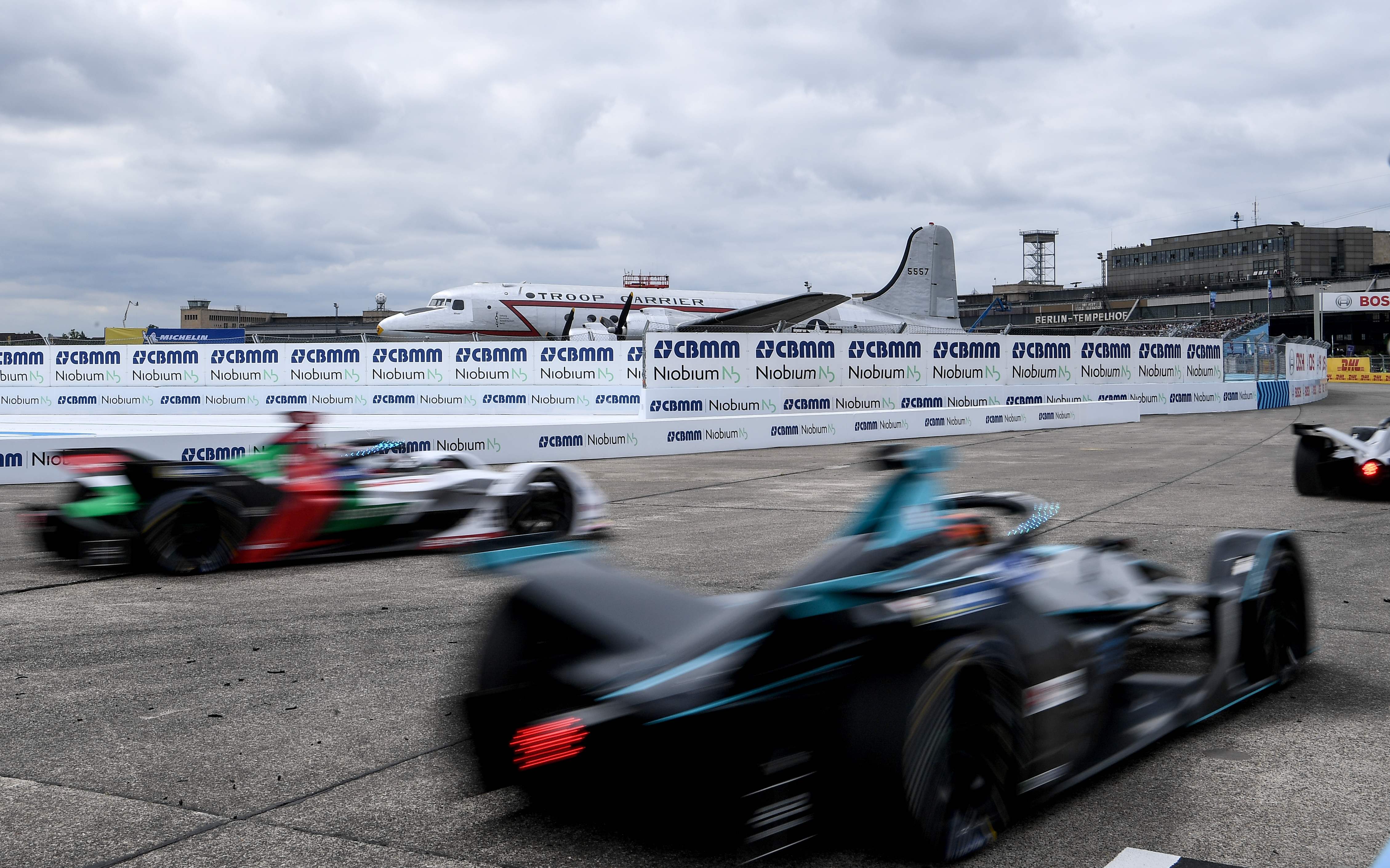 Aksi para pembalap Formula E di Sirkuit Tempelhof, Berlin, Jerman.