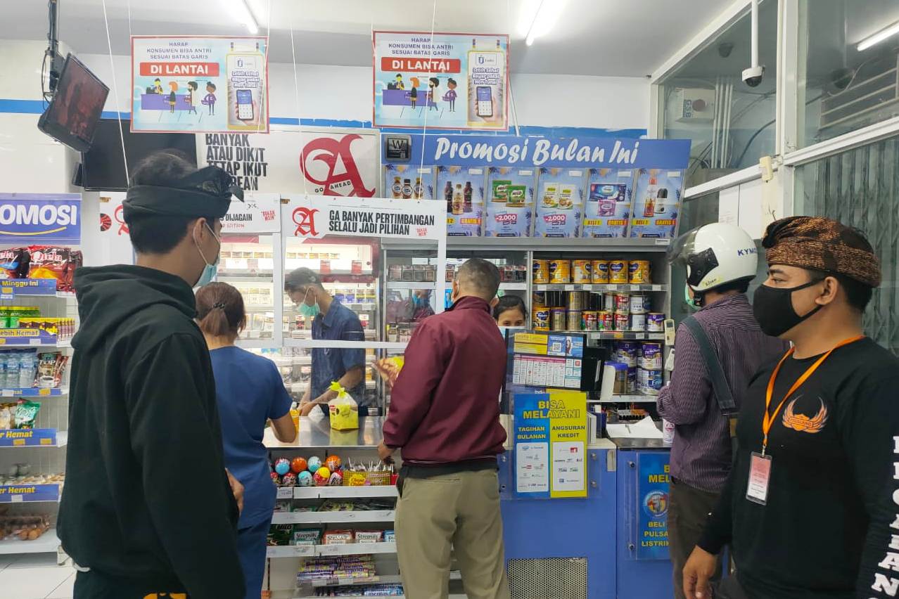 Desa Dangin Puri Kangin, Denpasar saat melakukan pemantauan disiplin prokes dan pelaksanaan PPKM di wilayahnya, Jumat (22/1) malam. 