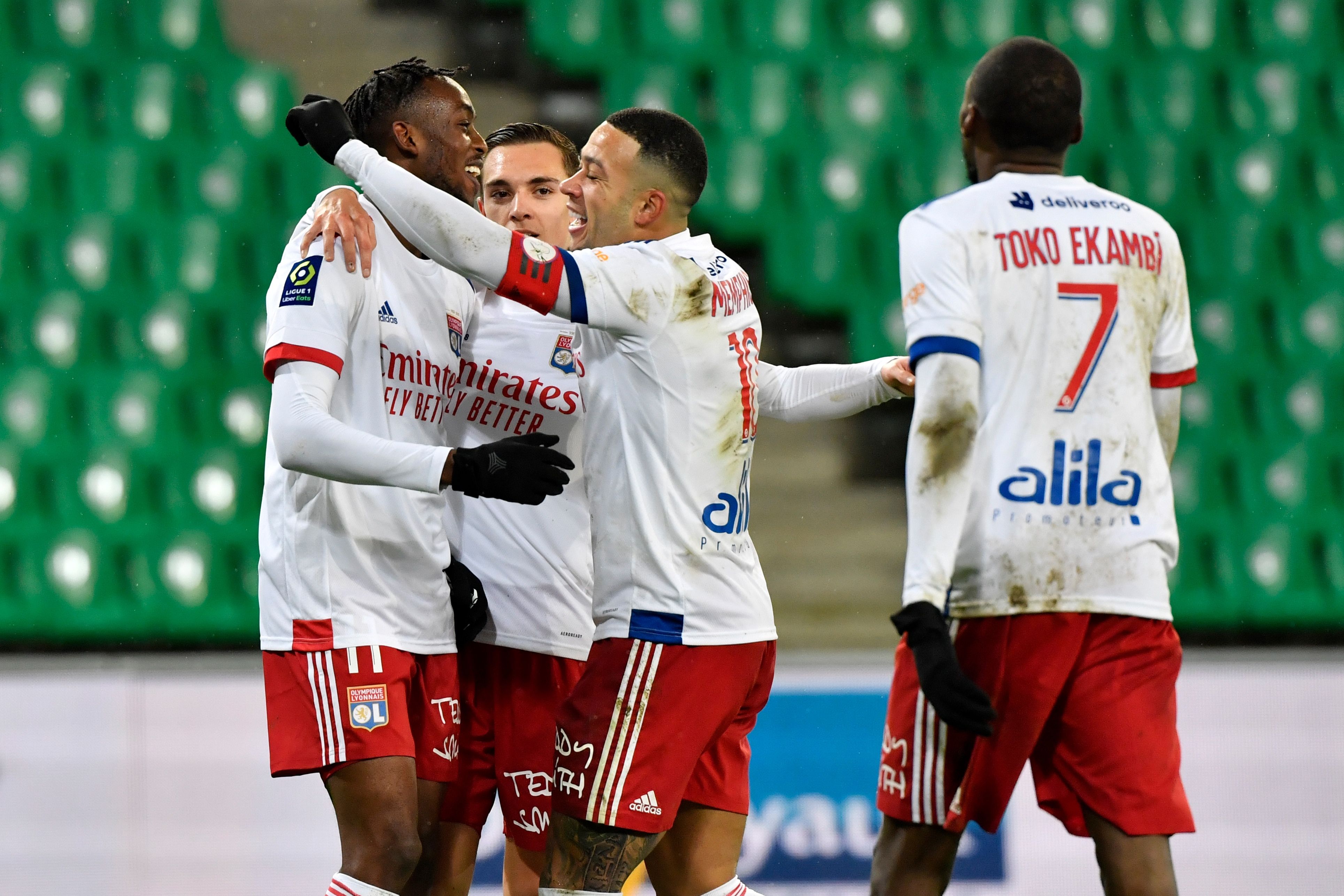 Para pemain Lyon melakukan selebrasi usai mencetak gol ke gawang Saint-Etienne di laga Ligue 1.
