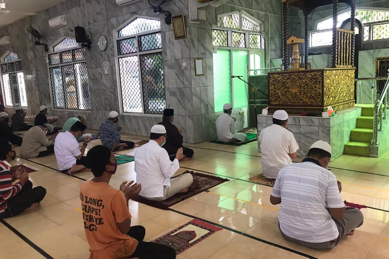 Salat berjamaah di masjid.
