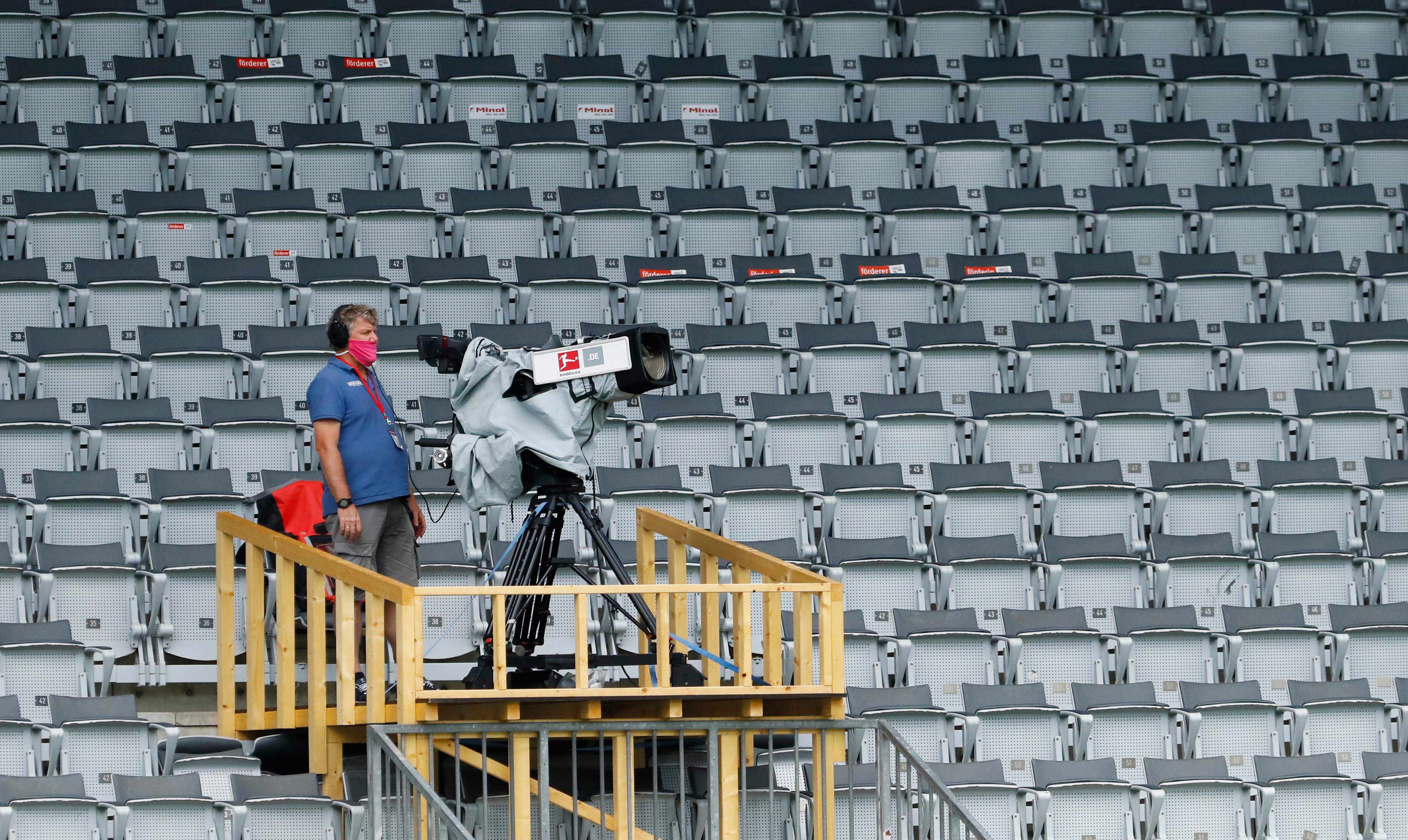 Kameramen meliput laga FC Freiburg kontra Schalke. Gara-gara Pandemi, 20 Tim Elite Eropa Rugi Rp34 Triliun