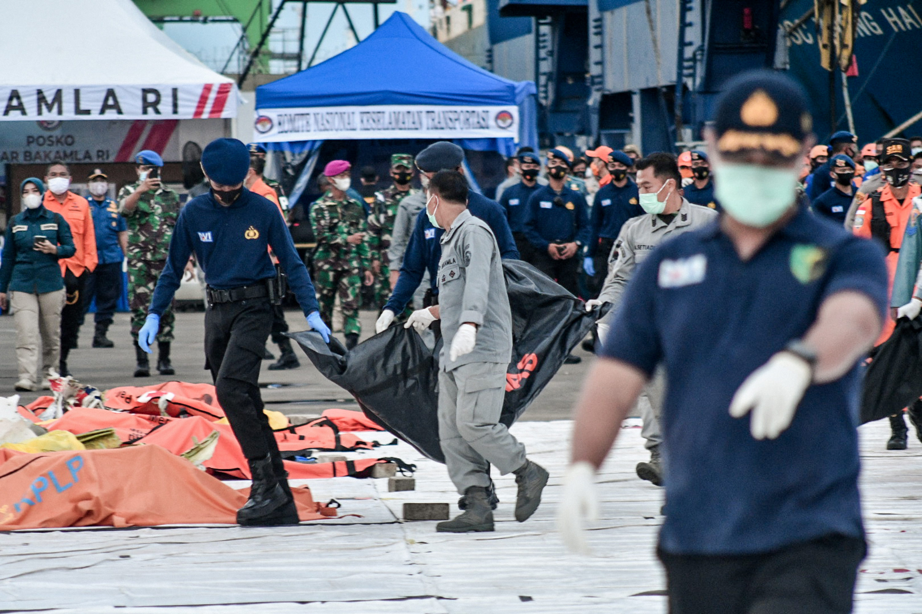 Suasana proses evakuasi puing pesawat Sriwijaya Air SJ-182 pada hari ke-5 di Dermaga JICT 2, Tanjung Priok, Jakarta Utara.
