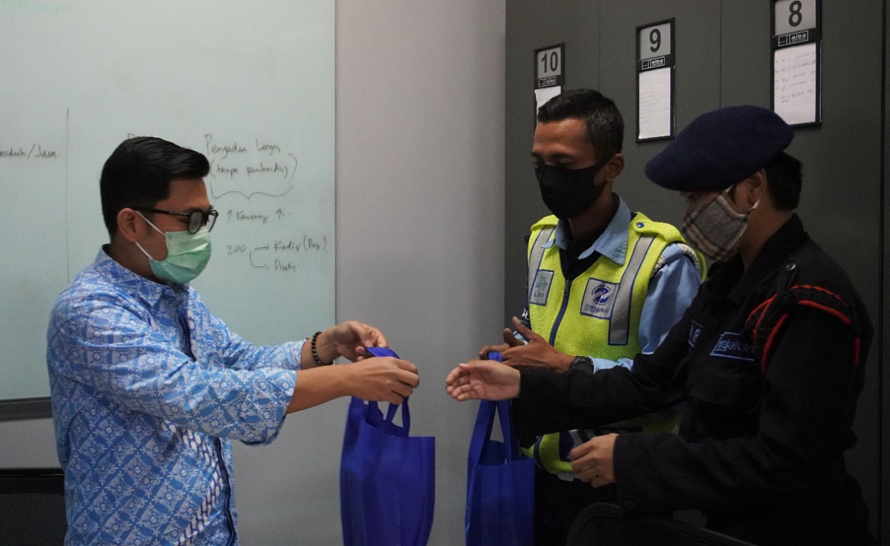 TransJakarta memberikan apresiasi kepada petugas yang menggagalkan aksi bunuh diri