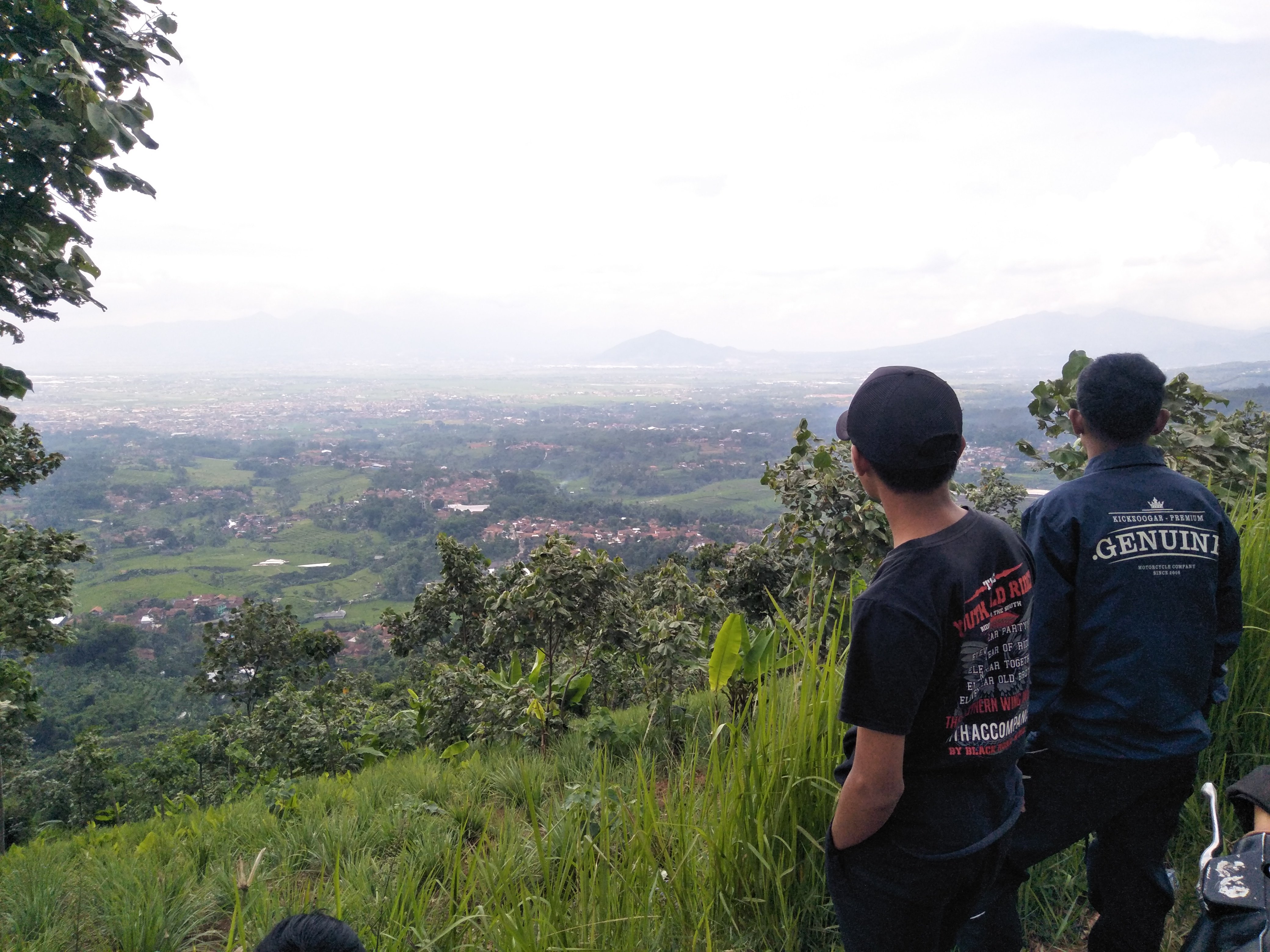  Pemandangan dari atas Bukit Cipogor, di Desa mekarwangi, Kecamatan Ibun, kabupaten Bandung, Jawa Barat. 
