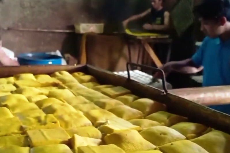 Pekerja menyelesaikan pembuatan tahu di tempat produksi di Desa Cikidang, Kecamatan Lembang Kabupaten Bandung Barat, Selasa (29/12).