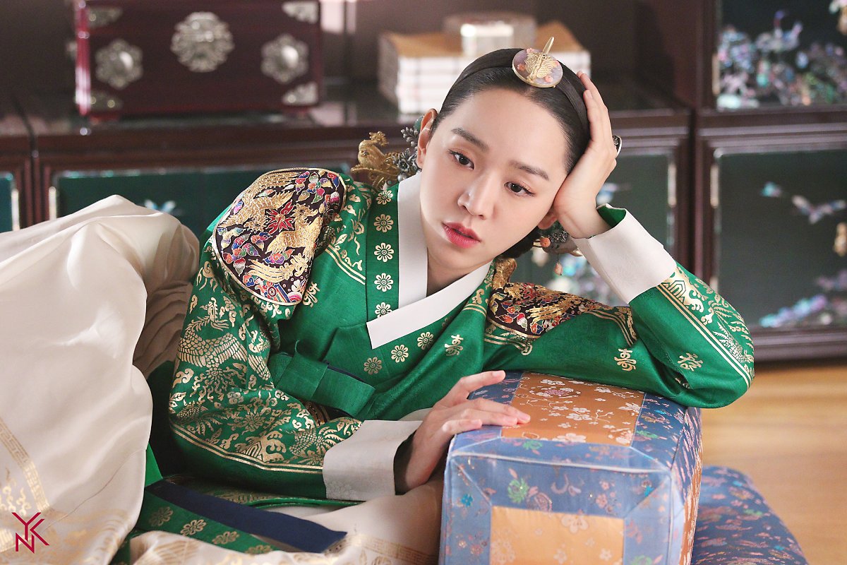 Pakaian hanbok dikenakan Ratu Kim Soyong yang diperankan oleh aktris Shin-Hye-sun 