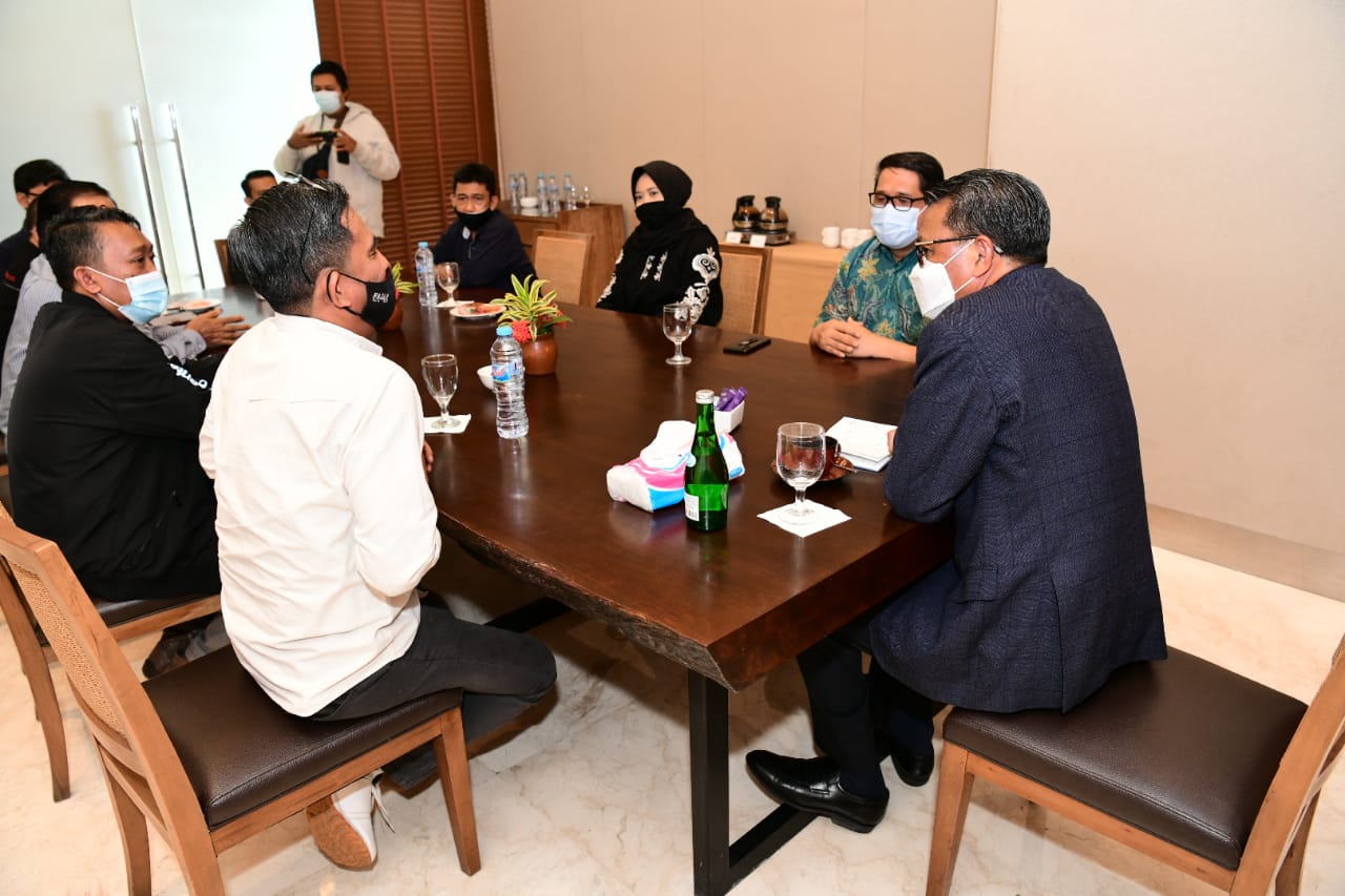  Gubernur Sulsel Nurdin Abdullah mengunjungi UPT Inang Matutu yang menampung 84 pengungsi asal Sulawesi Barat.