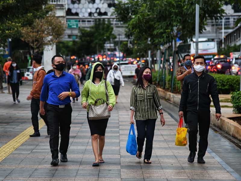  Warga melintas di pedestrian kawasan Sudirman, Jakarta Pusat, Kamis (2/7/2020)