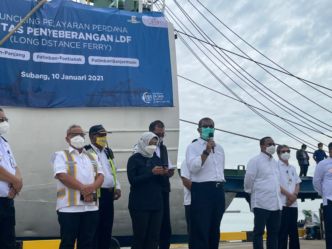  Direktur Jenderal Perhubungan Laut R. Agus H. Purnomo (keempat dari kanan) saat meresmikan pelayaran perdana di Patimban.