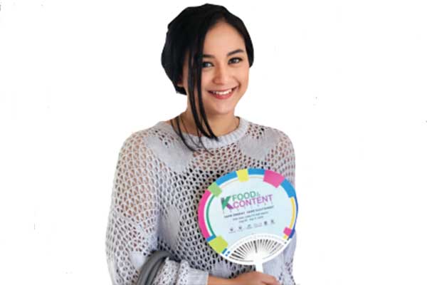 Penyanyi dangdut Juwita Bahar