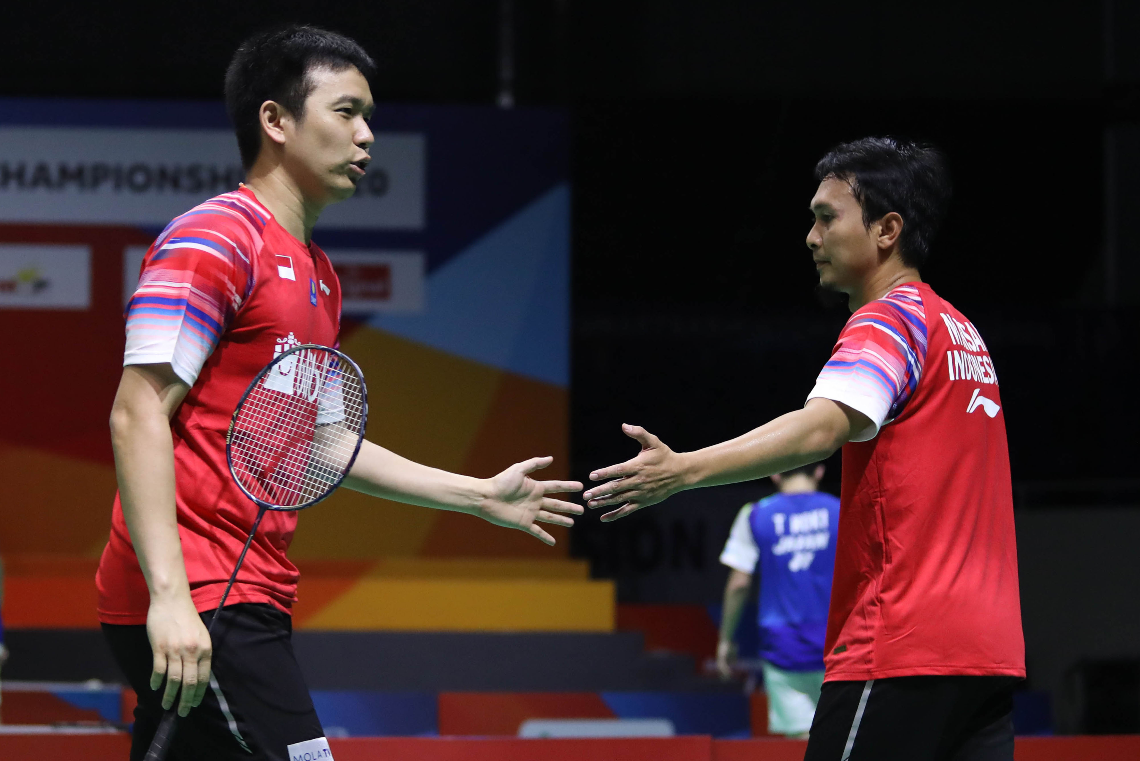 Pebulu tangkis ganda putra Indonesia Ahsan/Hendra saat berjabat tangan.