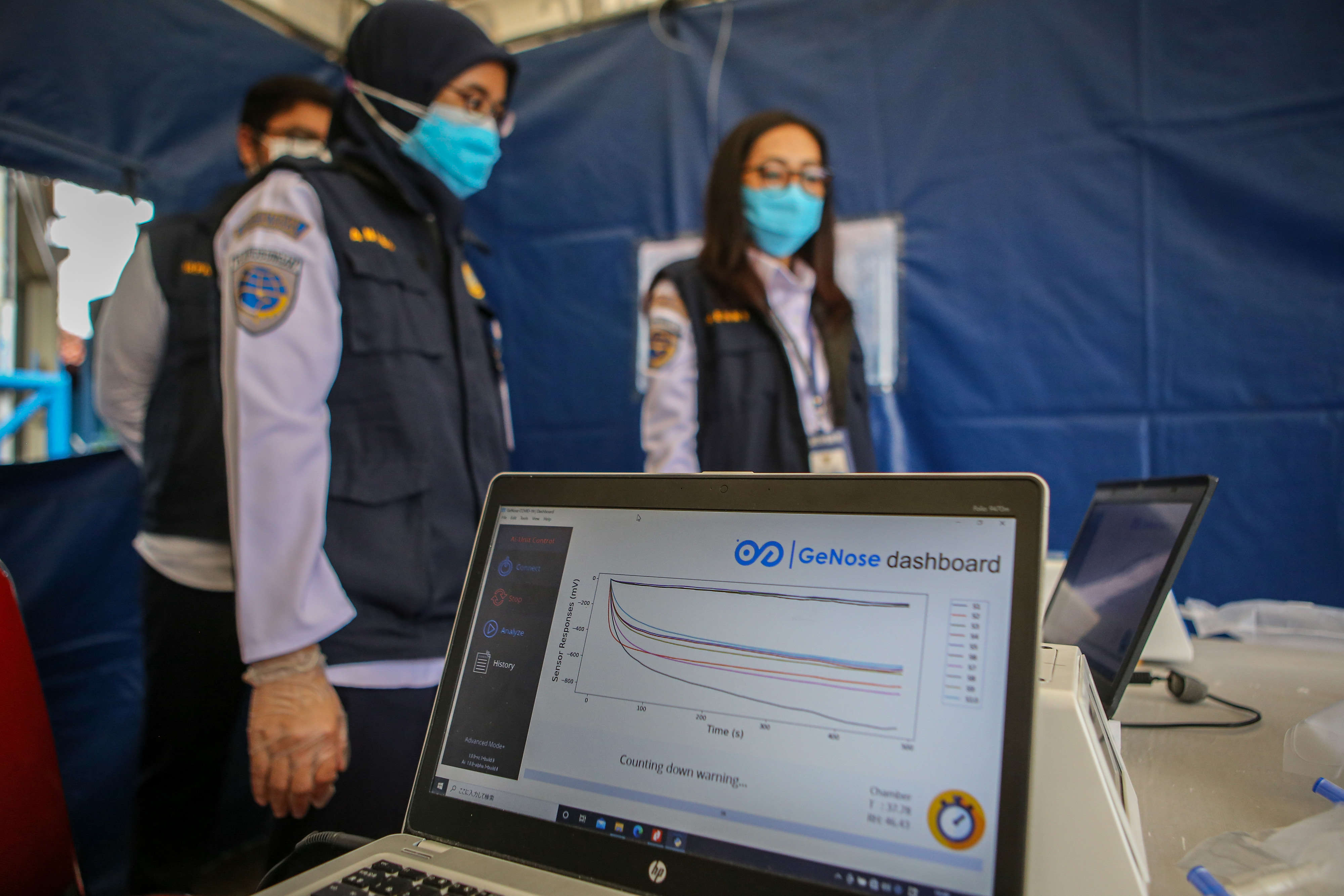 Petugas mengetes kantong nafas dengan GeNose C19 di Terminal Kampung Rambutan, Jakarta, Minggu (24/1).