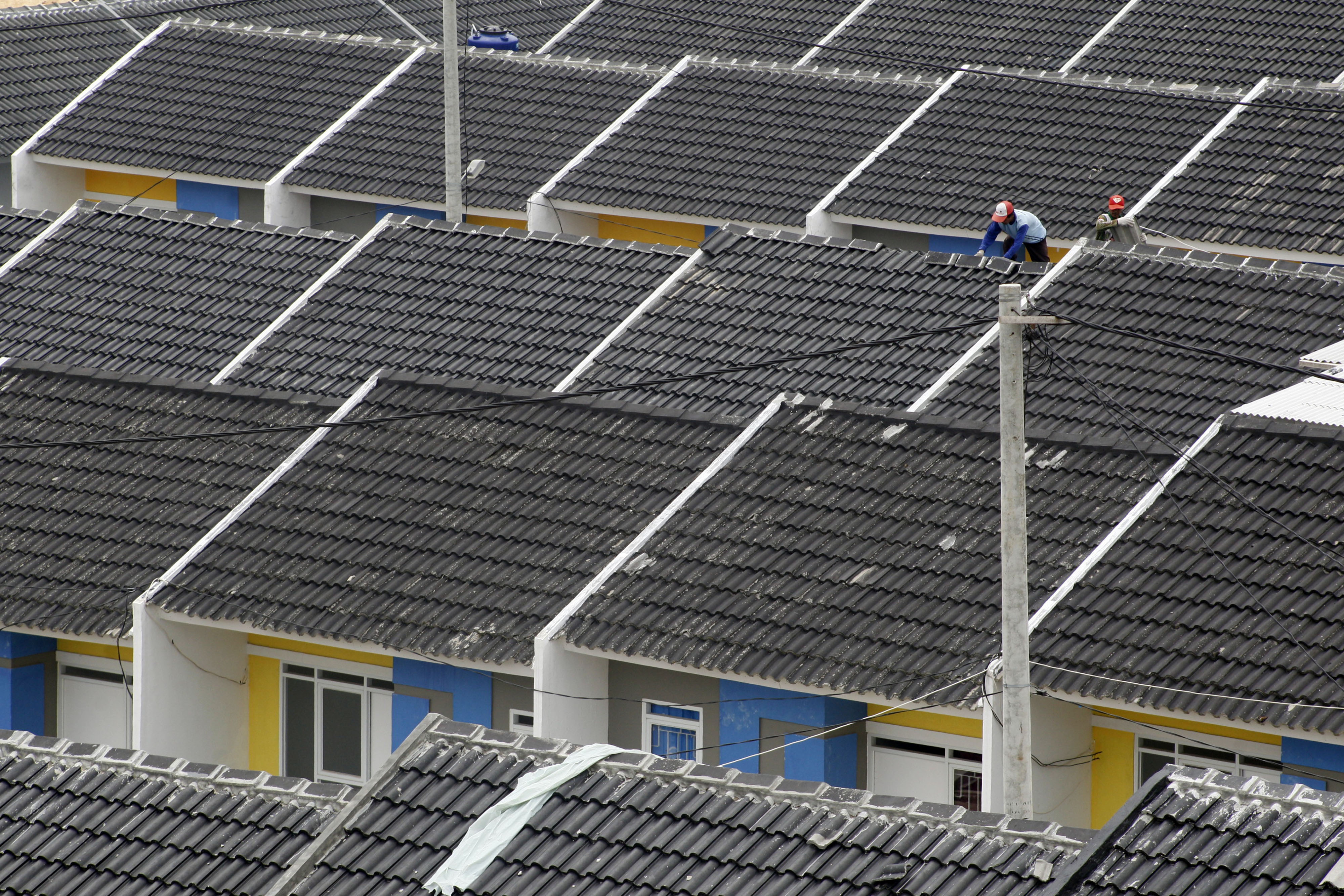 Pekerja menyelesaikan pembangunan perumahan bersubsidi di Bogor, Jawa Barat, Rabu (6/1/2021).