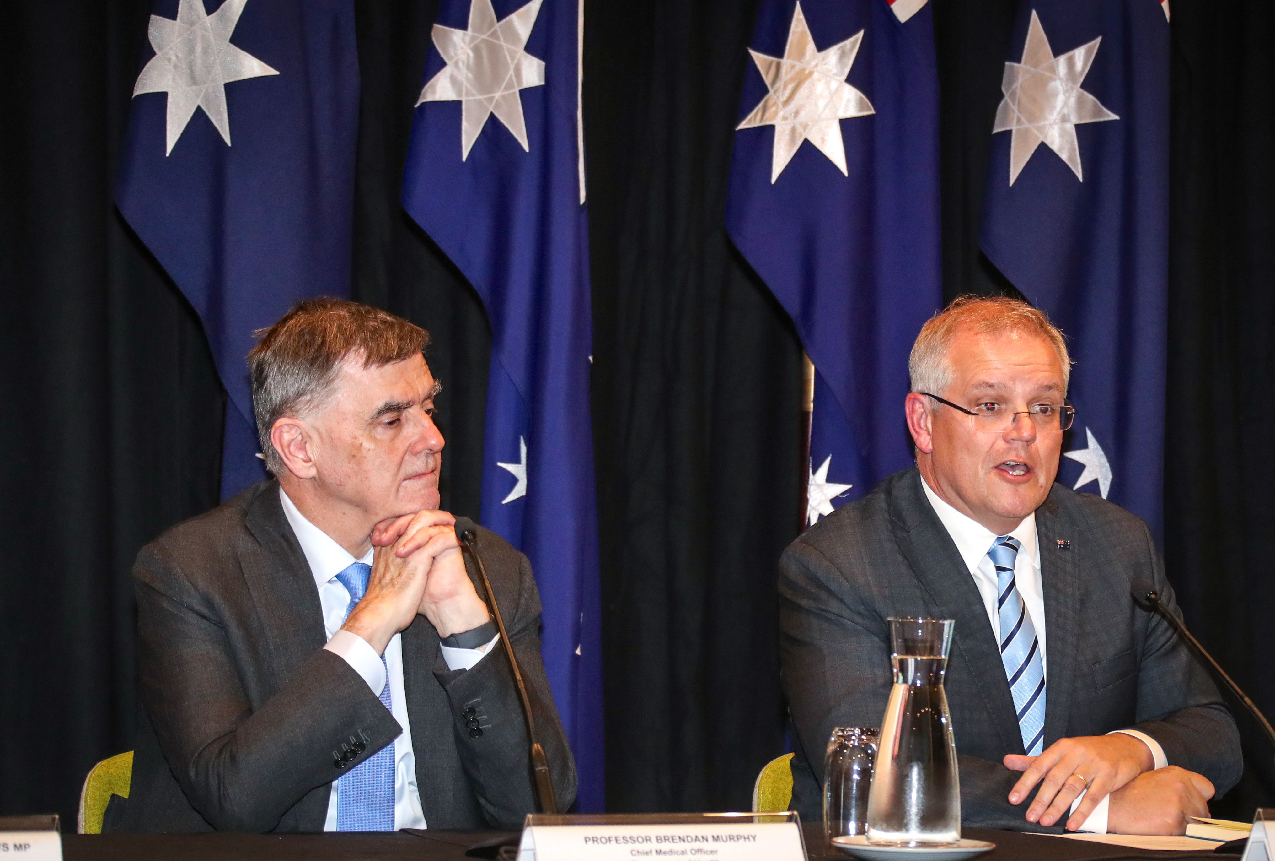 Sekretaris Departemen Kesehatan Brendan Murphy (kiri) bersama Perdana Menteri Australia  Scott Morrison.