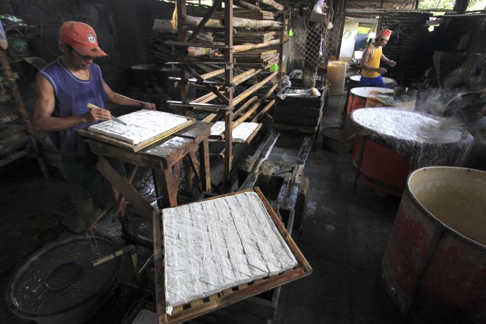 Pekerja menyelesaikan pembuatan tahu di Kelurahan Bojongsari, Indramayu, Jawa Barat.  