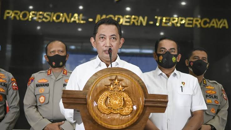 Komjen Listyo Sigit (tengah)