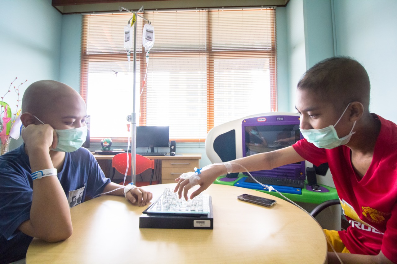 Anak-anak penderita kanker sedang bermain di sebuah rumah sakit. 