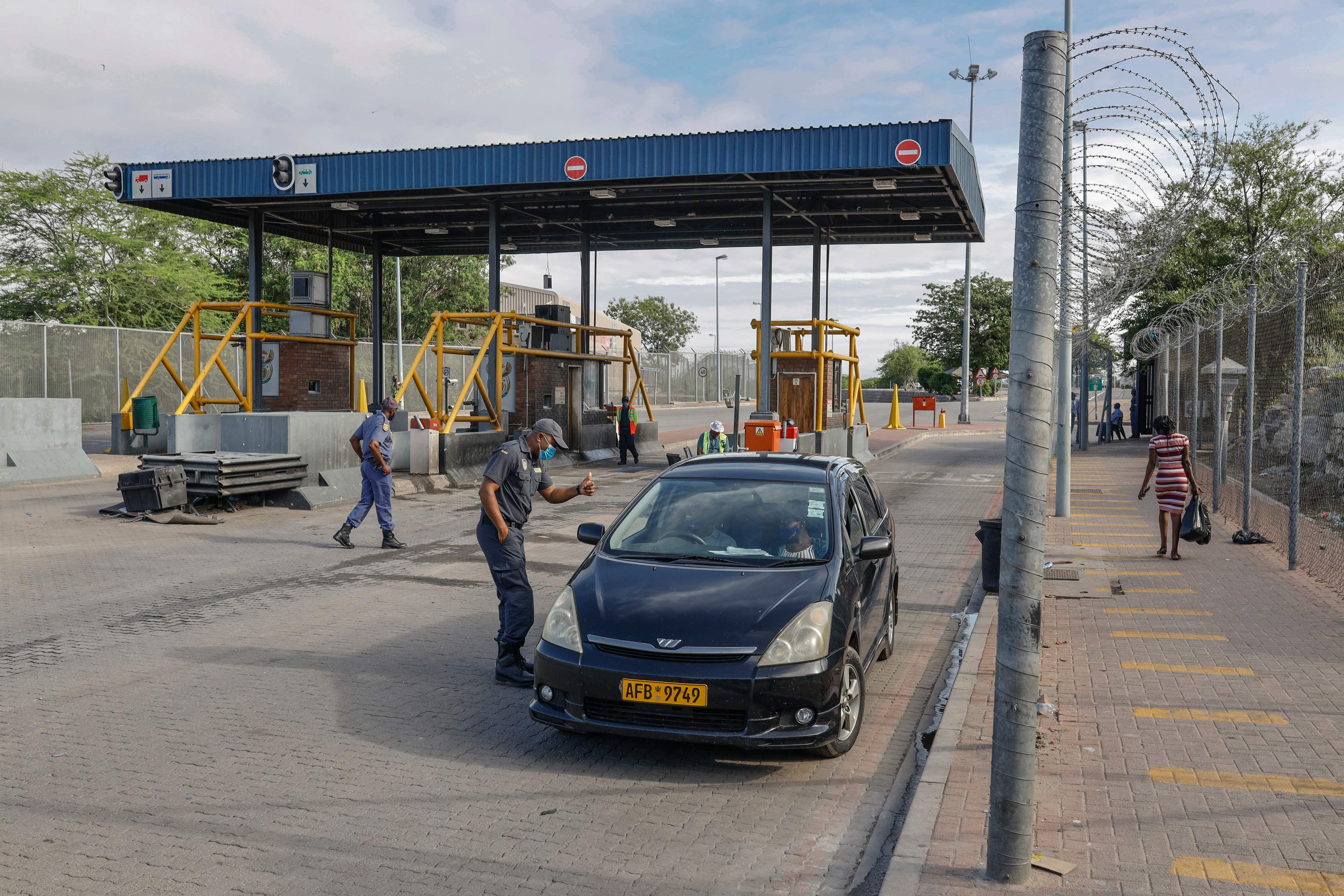 Petugas memeriksa kendaraan yang memasuki wilayah Afrika Selatan dari Zimbabwe di perbatasan kedua negara.