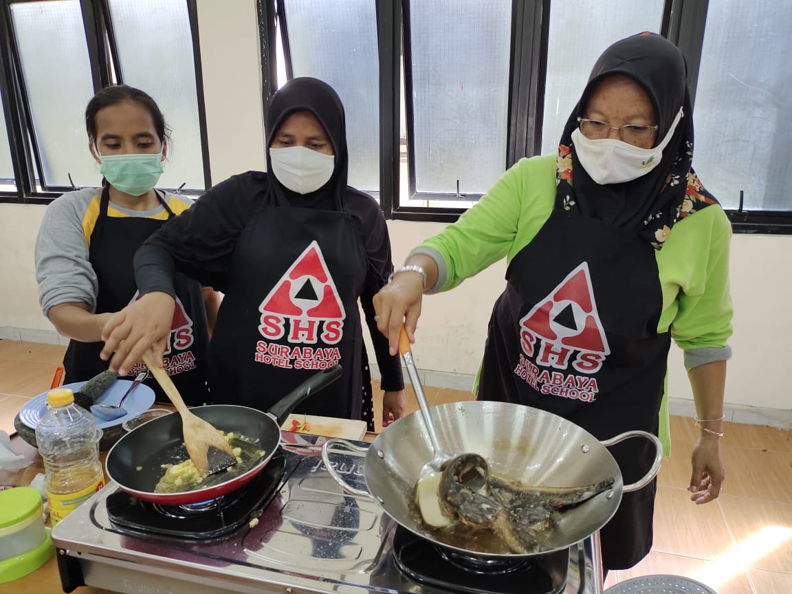 Pelatihan memasak bagi pemulung di Bekasi.