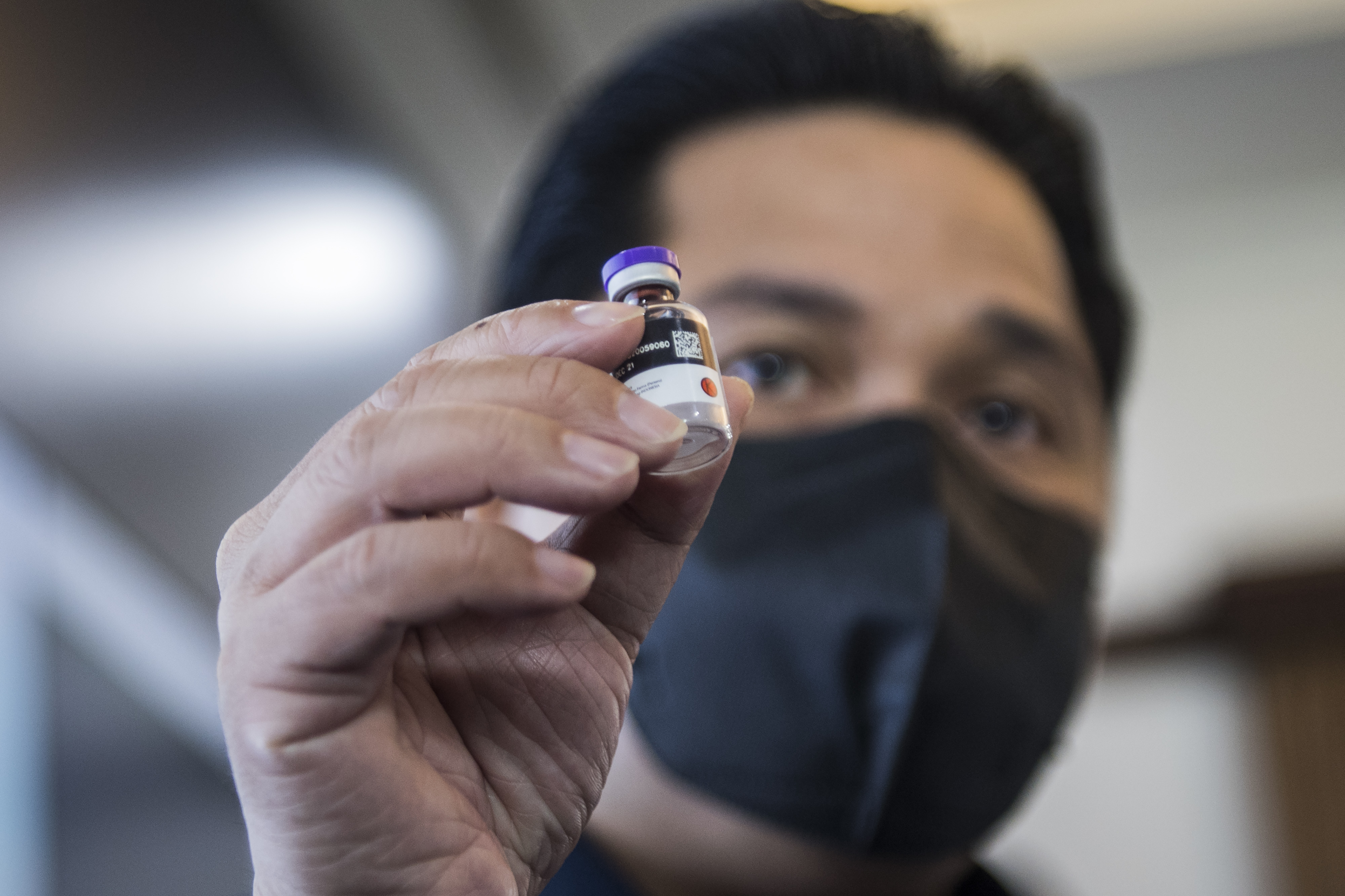 Menteri BUMN Erick Thohir menunjukkan contoh kemasan botol vaksin covid-19 yang diproduksi oleh Bio Farma, Bandung, Kamis (7/1/2021).