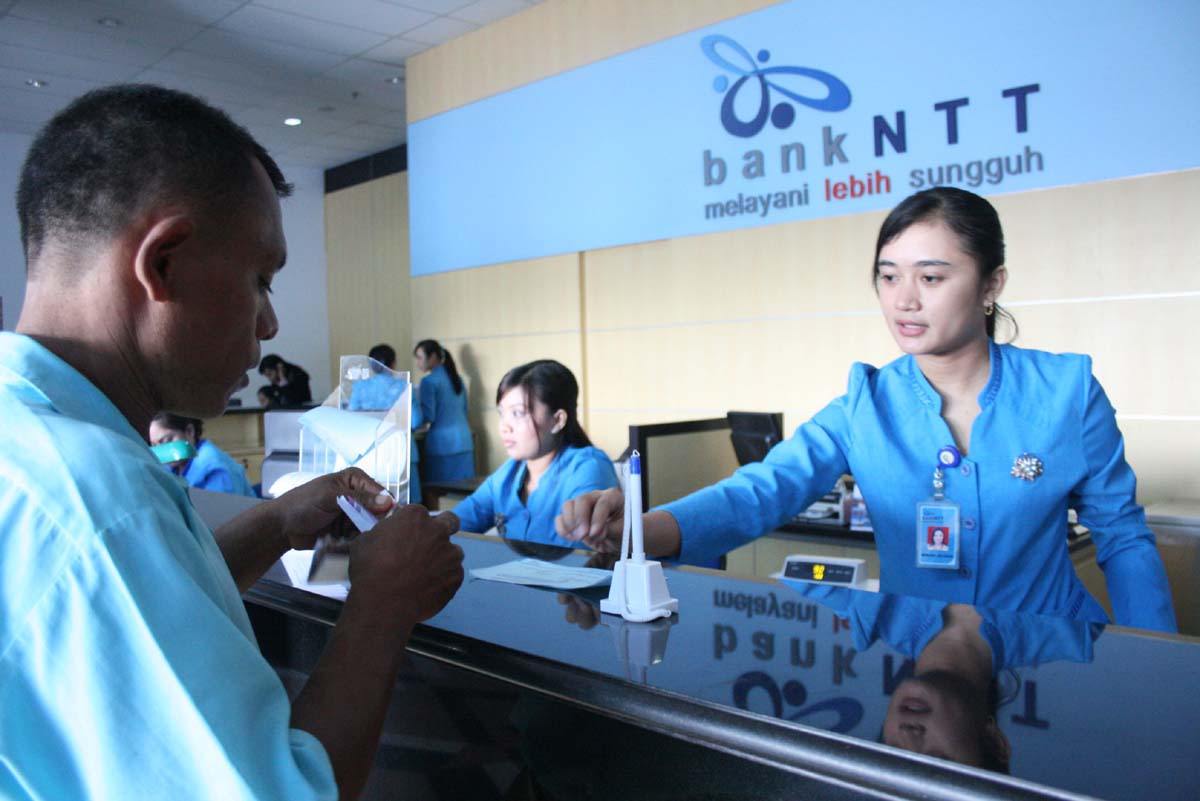  Karyawan Bank Pembangunan NTT melayani nasabah di Kupang (Dok Foto MI 2009)
