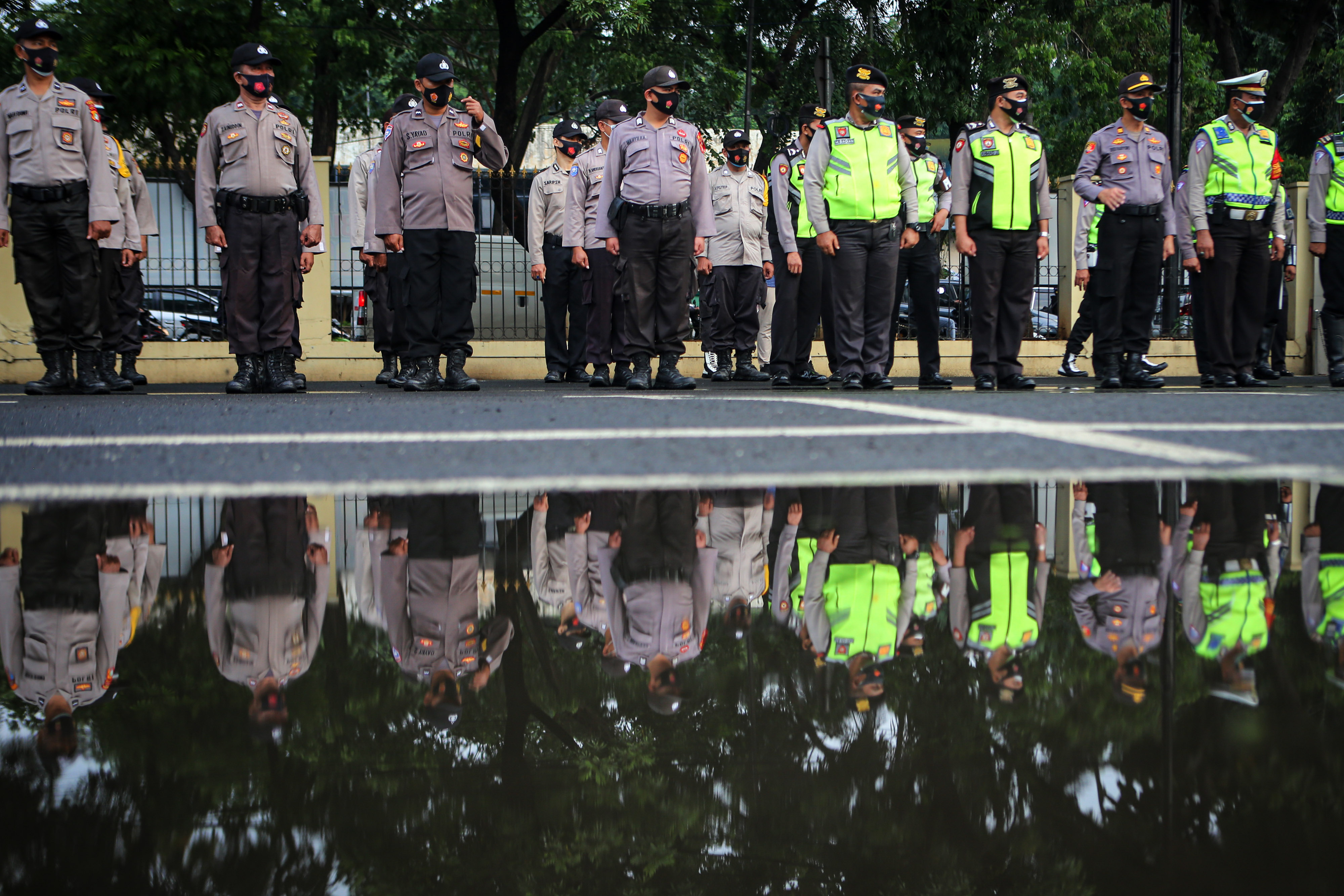  Sejumlah anggota kepolisian mengikuti apel gelar pasukan pengamanan malam tahun baru di Polres Metro Tangerang Kota,  Banten.