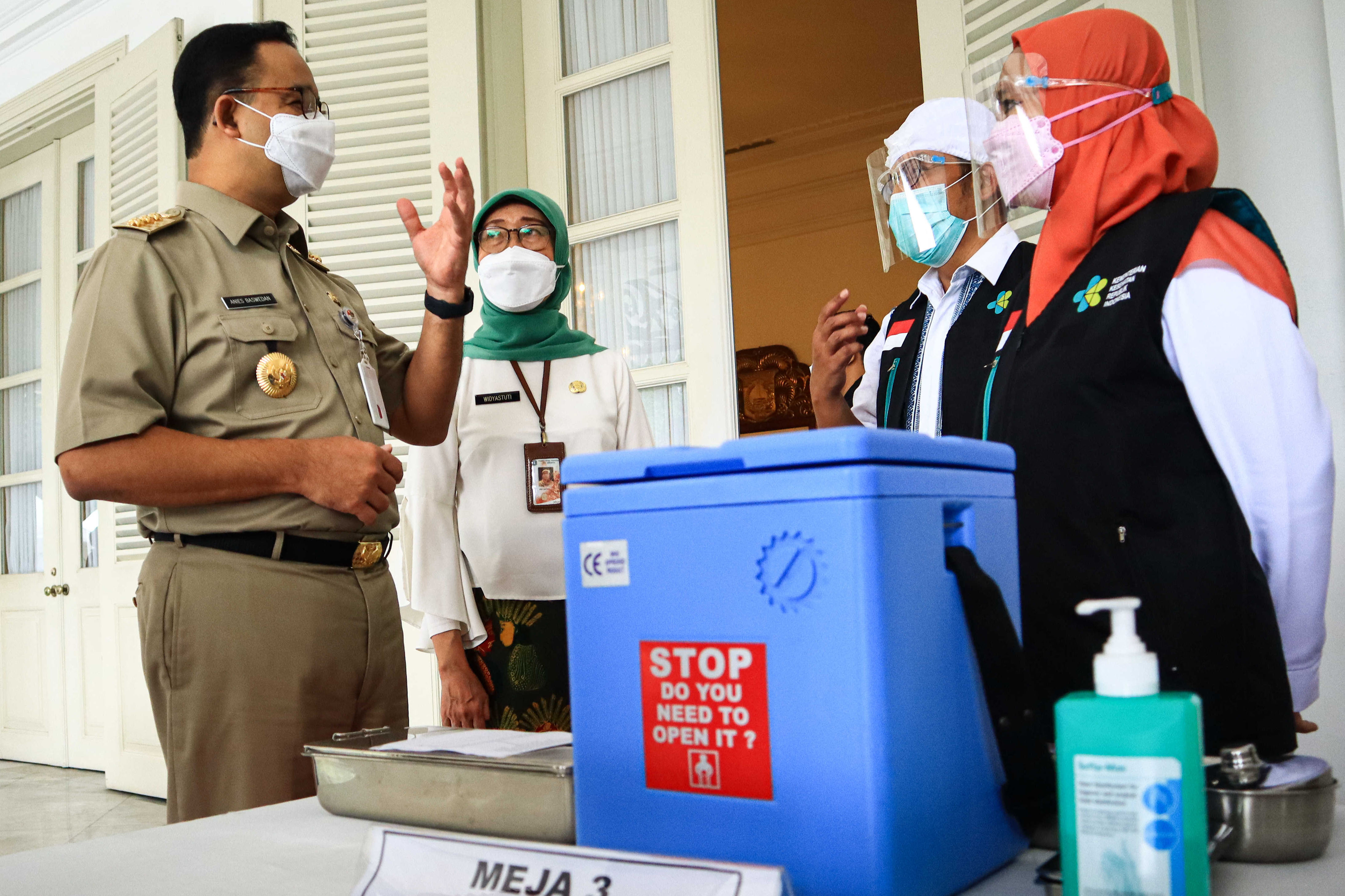 Gubernur DKI Jakarta Anies Baswedan melakukan peninjauan pelaksanaan vaksinasi covid-19 di Balai Kota, Jakarta.