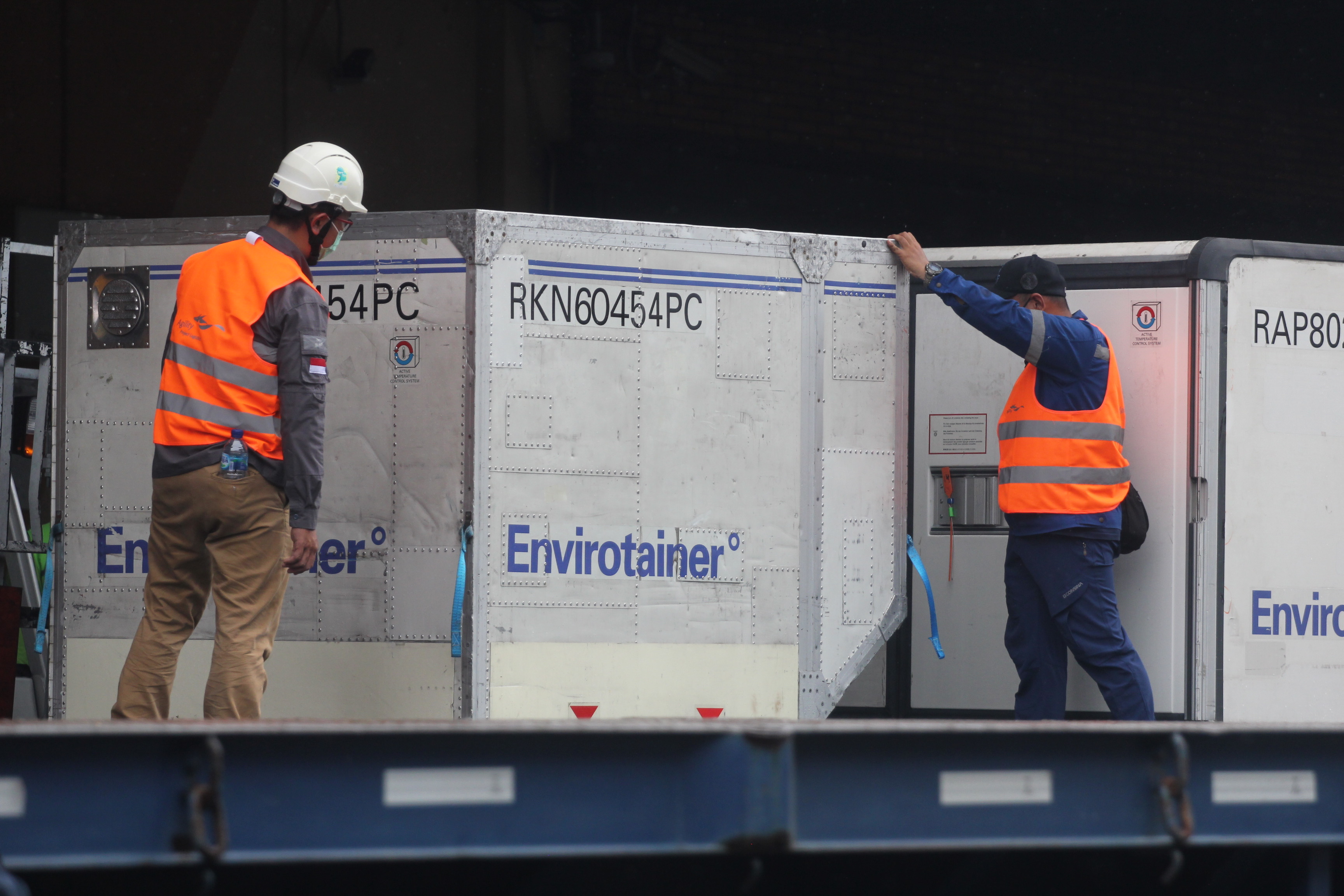 Petugas memeriksa kontainer membawa vaksin Sinovac dari Tiongkok di Bandara Soekarno-Hatta, Tangerang, Kamis (31/12/2020).