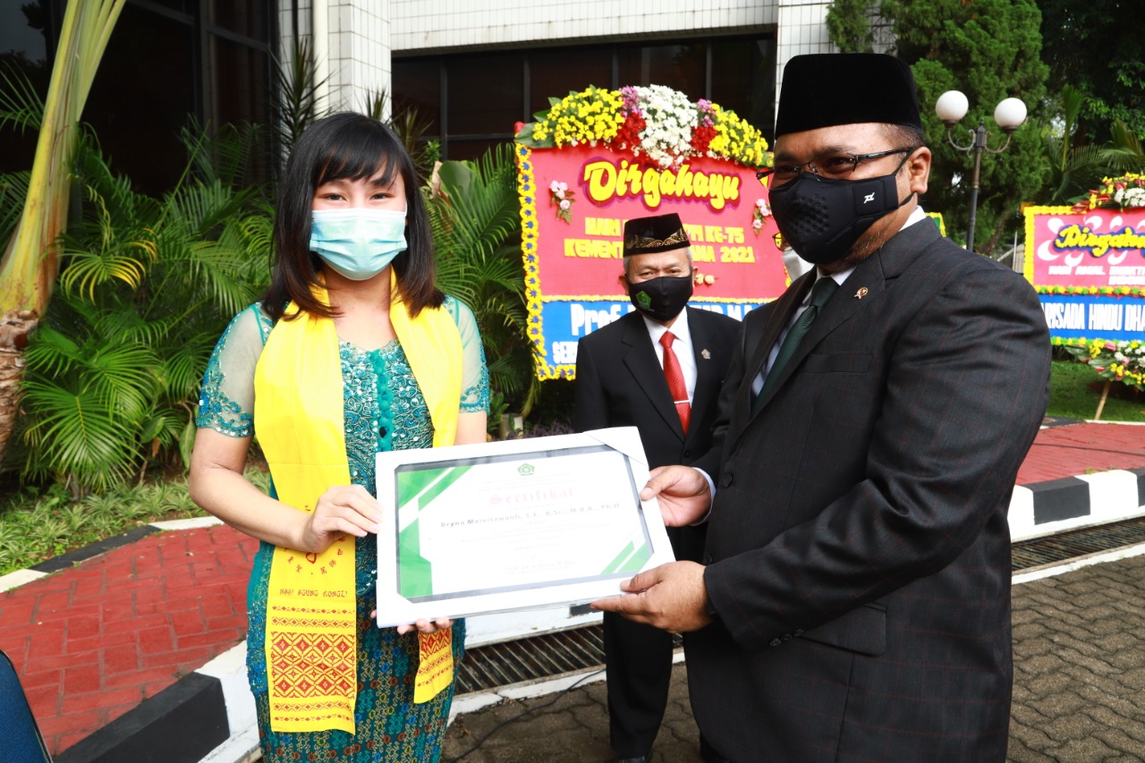  Menag Yaqut Cholil Qoumas memberikan pernghargaan kepada Bryna sebagai pemudi teladan dari Khonghucu, Selasa (5/1)