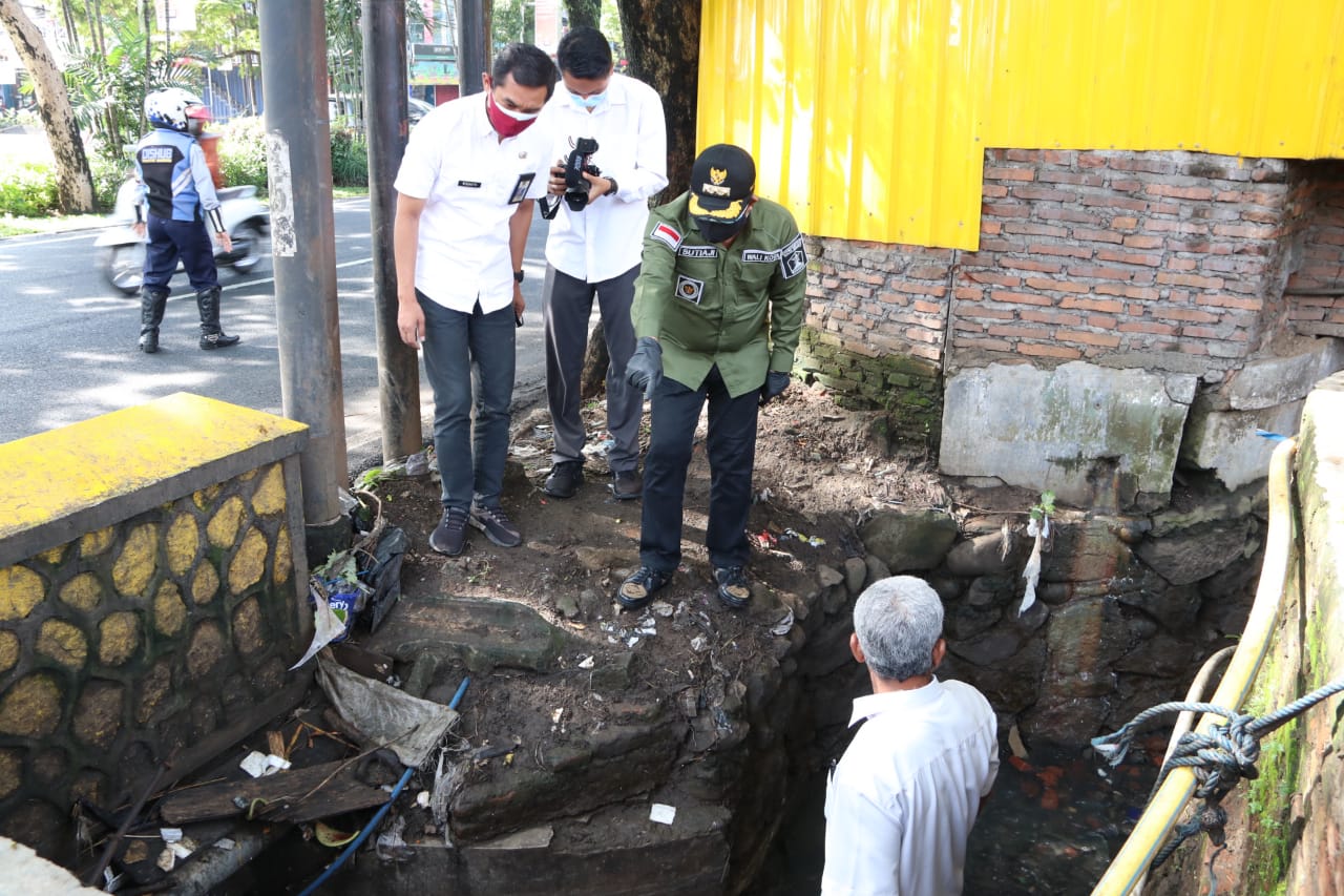 Wali Kota Malang Sutiaji, mengecek langsung lokasi banjir di Jalan Seekarno Hatta, kemarin.