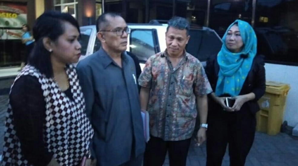 Pasutri Guntual Laremba (berkacamata) dan Tuty Rahayu (hijab biru) siap menghadapi sidang kasus UU ITE di PN Sidoarjo, Jawa Timur.