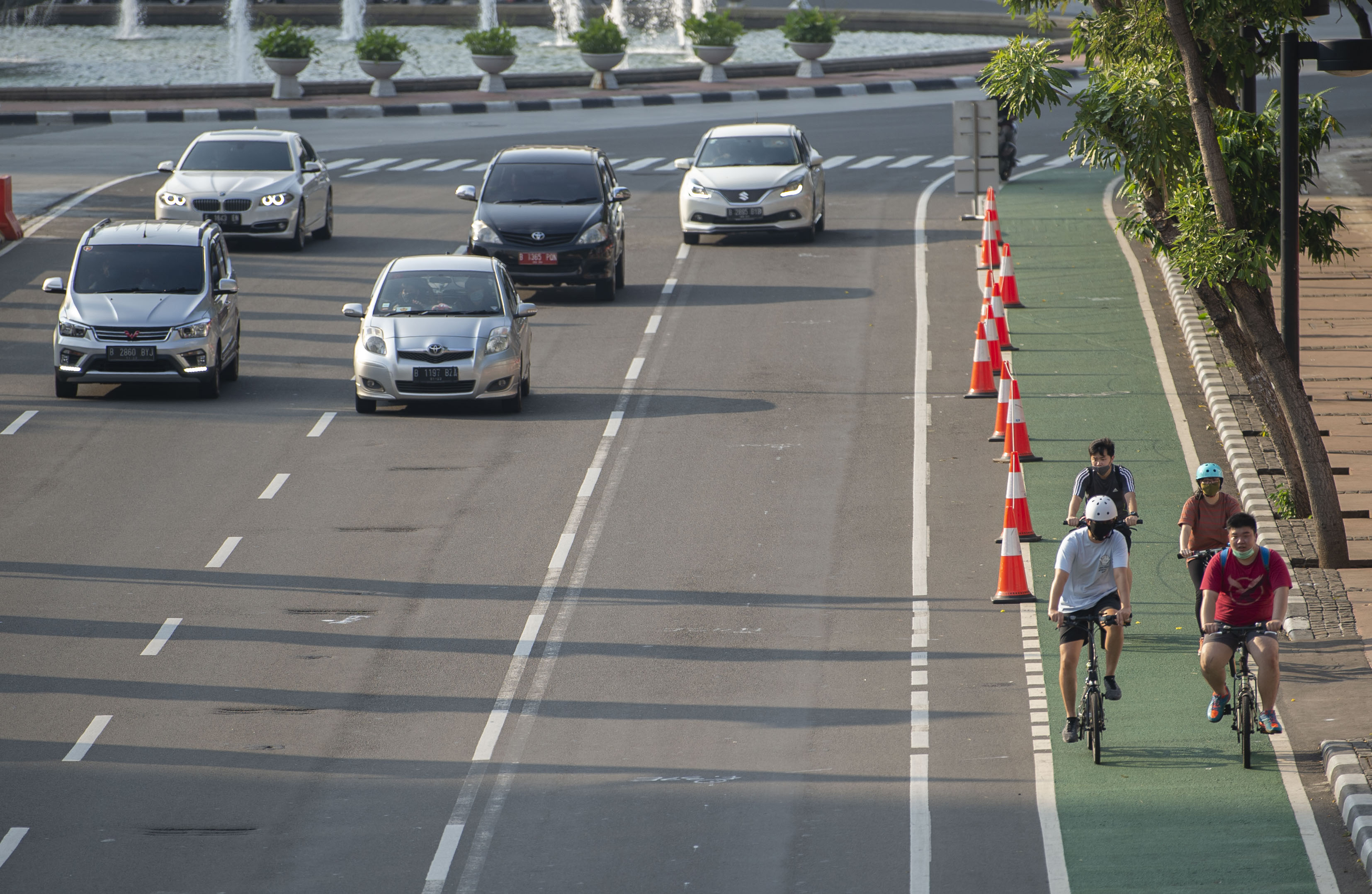Pesepeda melintas di jalan protokol Jakarta