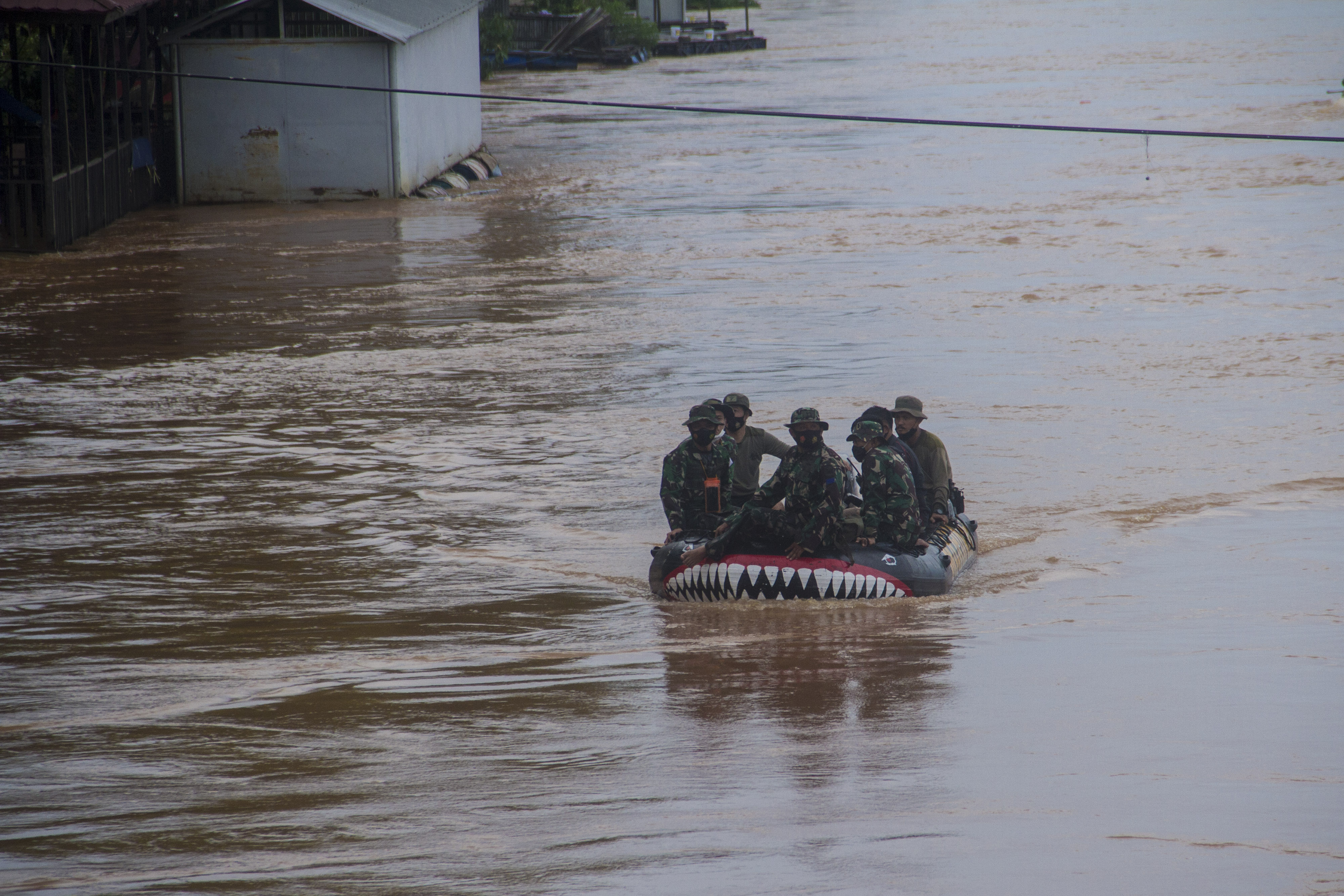 Prajurit Korps Marinir TNI AL Pasmar 1 Jakarta naik perahu karet di Desa Pekauman Ulu, Kabupaten Banjar, Kalimantan Selatan, Sabtu (16/1).