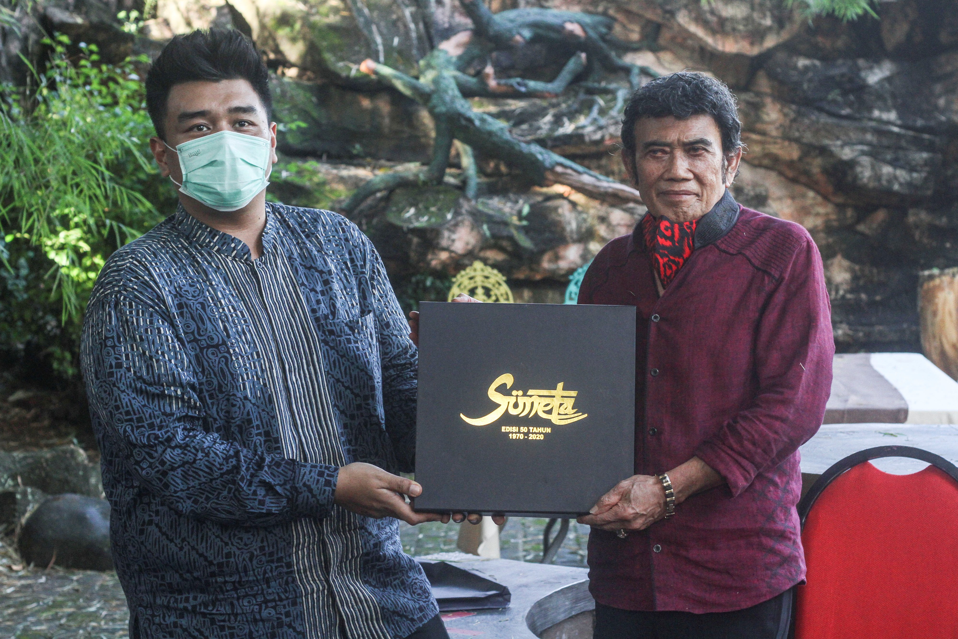 Rhoma Irama dan perwakilan label Soneta, Bobby, memperlihatkan box kit 50 tahun Soneta Group di Studio Soneta Record, Depok, Selasa (8/12).