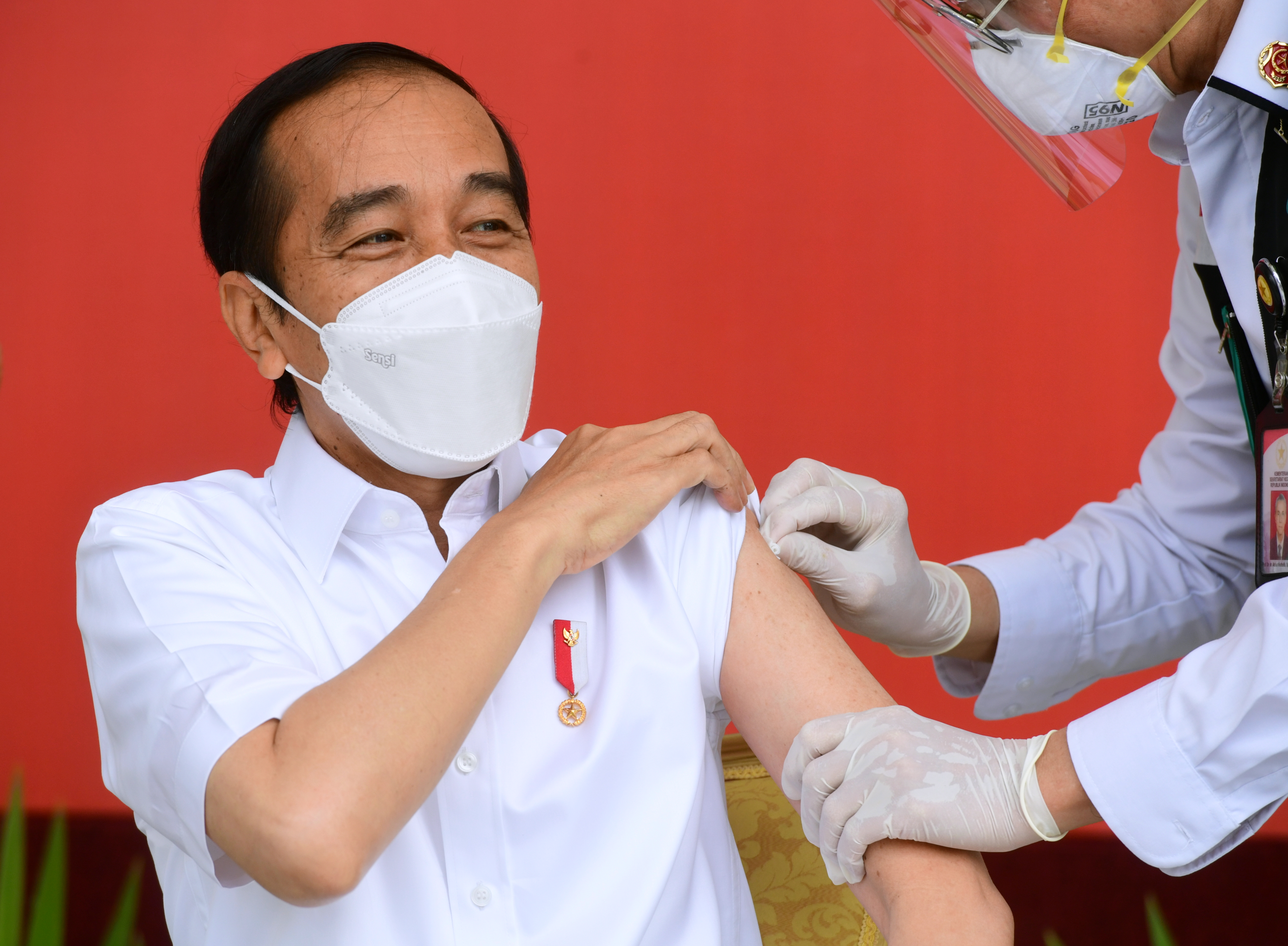 Momen Presiden Joko Widodo menjalani vaksinasi Covid-19