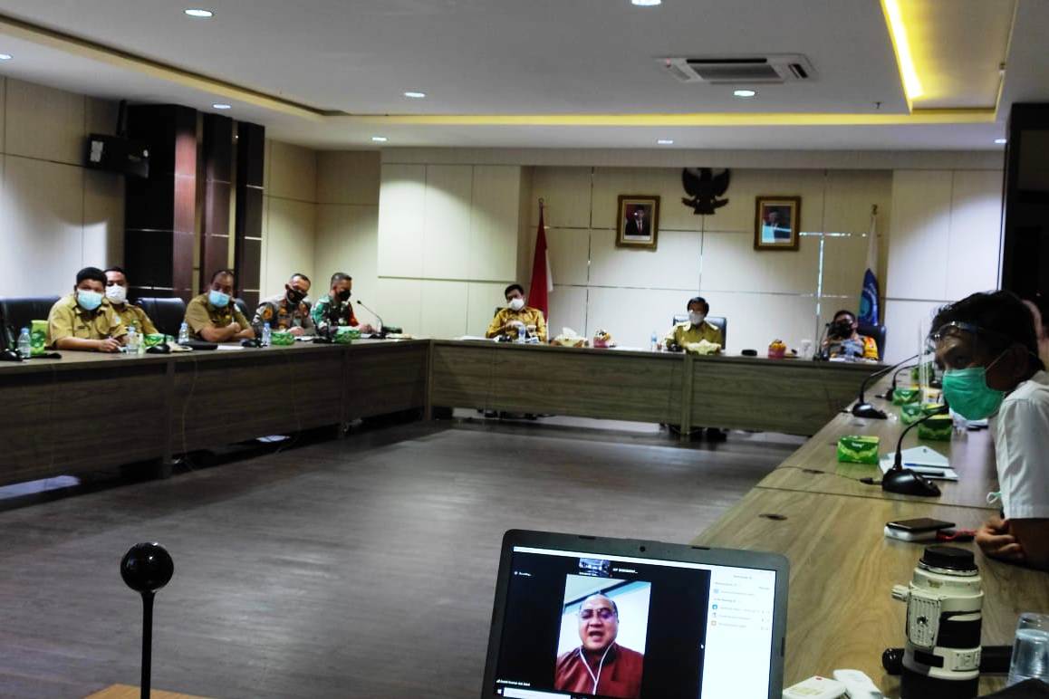 Gubernur Babel memimpin rapat penanganan covid-19.