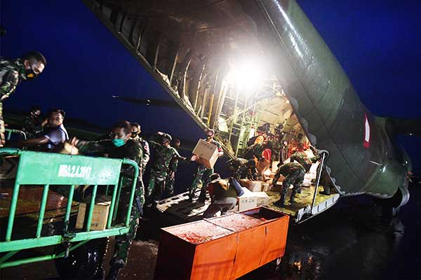 Prajurit TNI dan Basarnas mengeluarkan logistik untuk korban gempa bumi Mamuju dan Majene dari pesawat Hercules A 1321 TNI AU, kemarin.