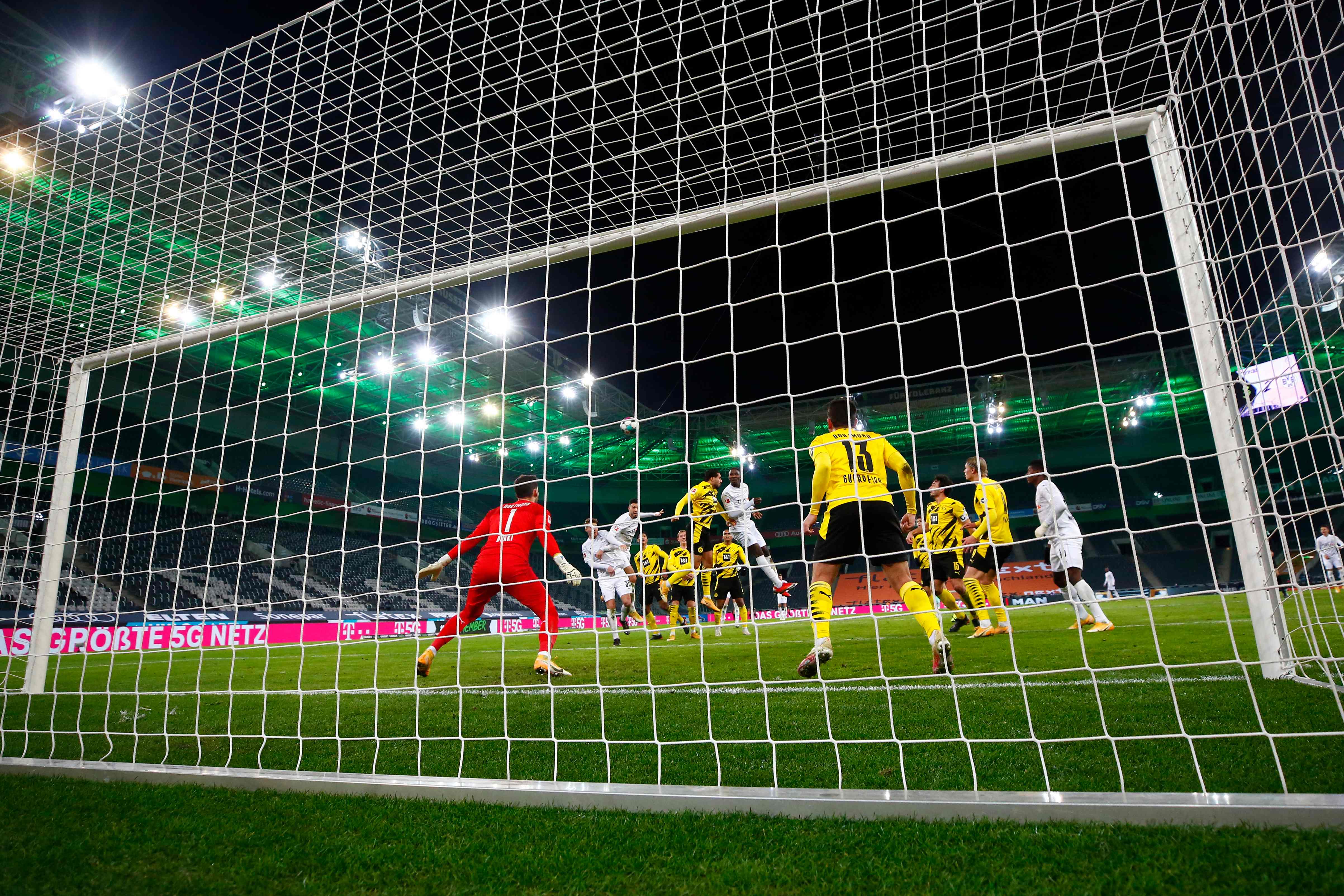 Pertandingan antara Gladbach lawan Dortmund dengan skor 4-2 untuk Gladbach di Stadion Borussia Park, Jumat (22/1/2021),