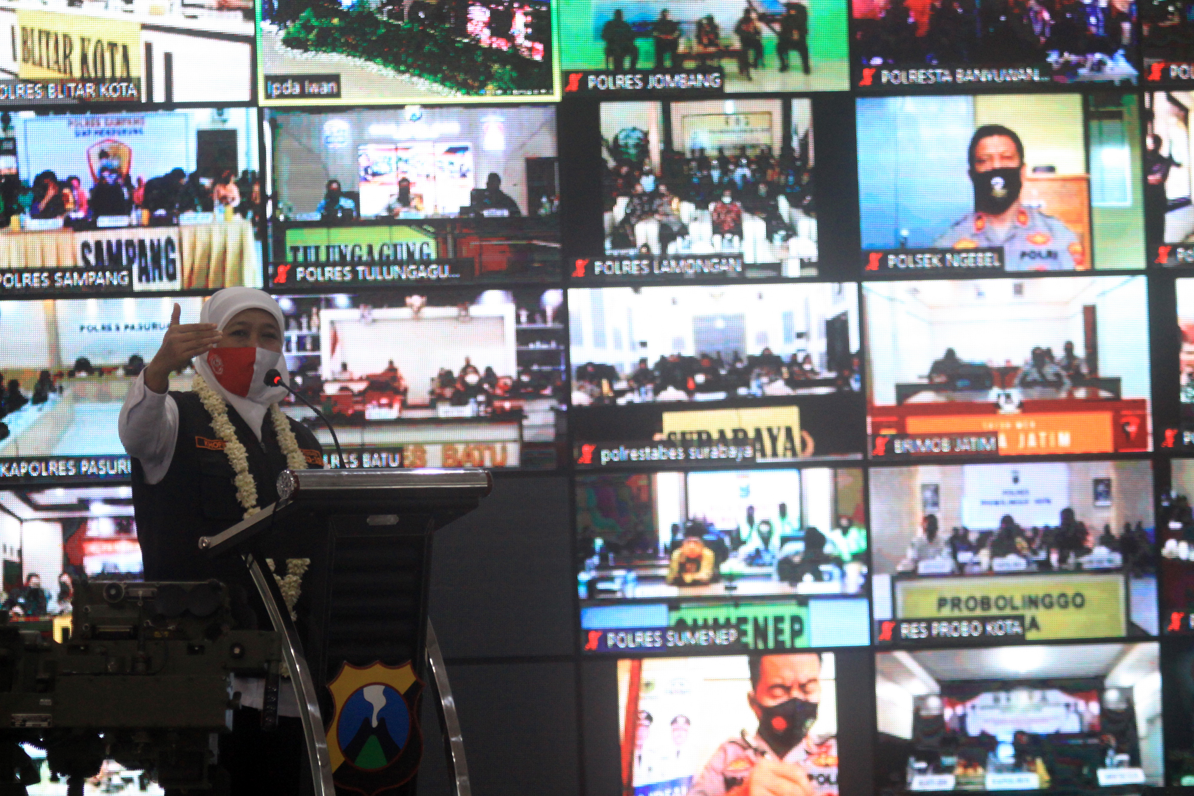 Gubernur Jawa Timur Khofifah Indar Parawangsa memimpin rapat secara virtual.
